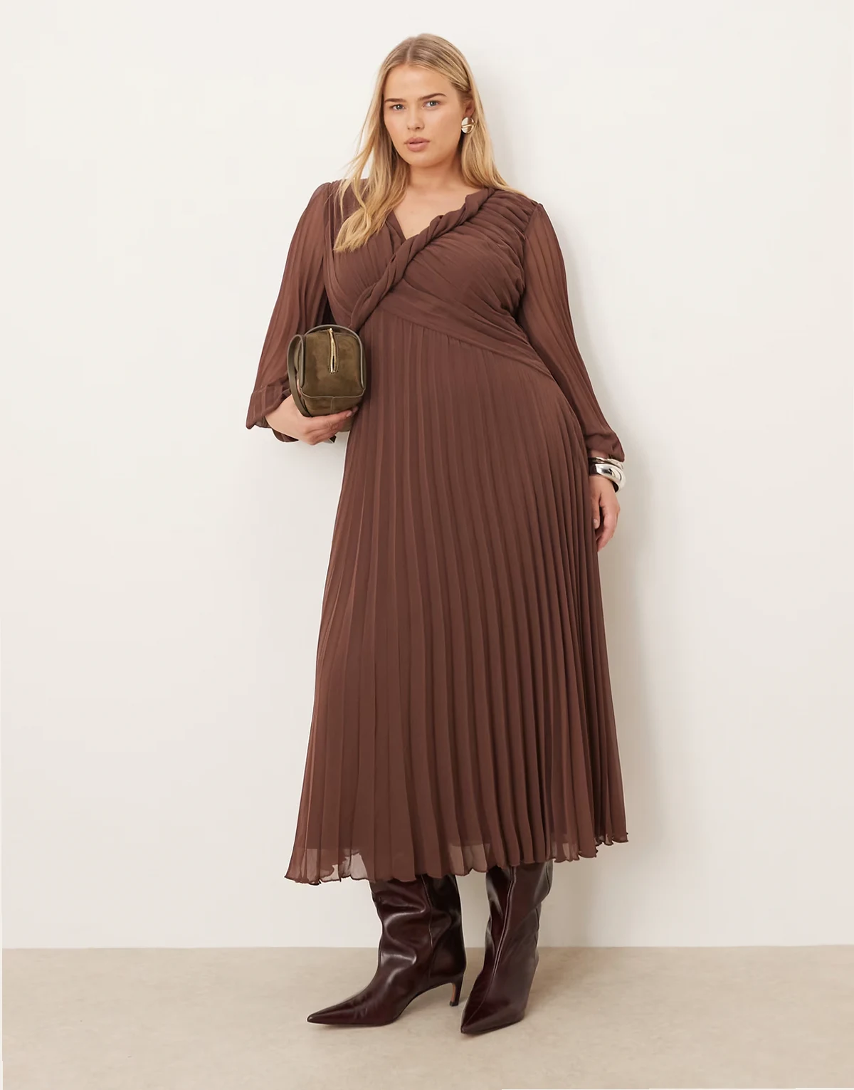ASOS DESIGN Curve – Sukienka midi ze skręconą kopertową górą w niebieski abstrakcyjny wzór