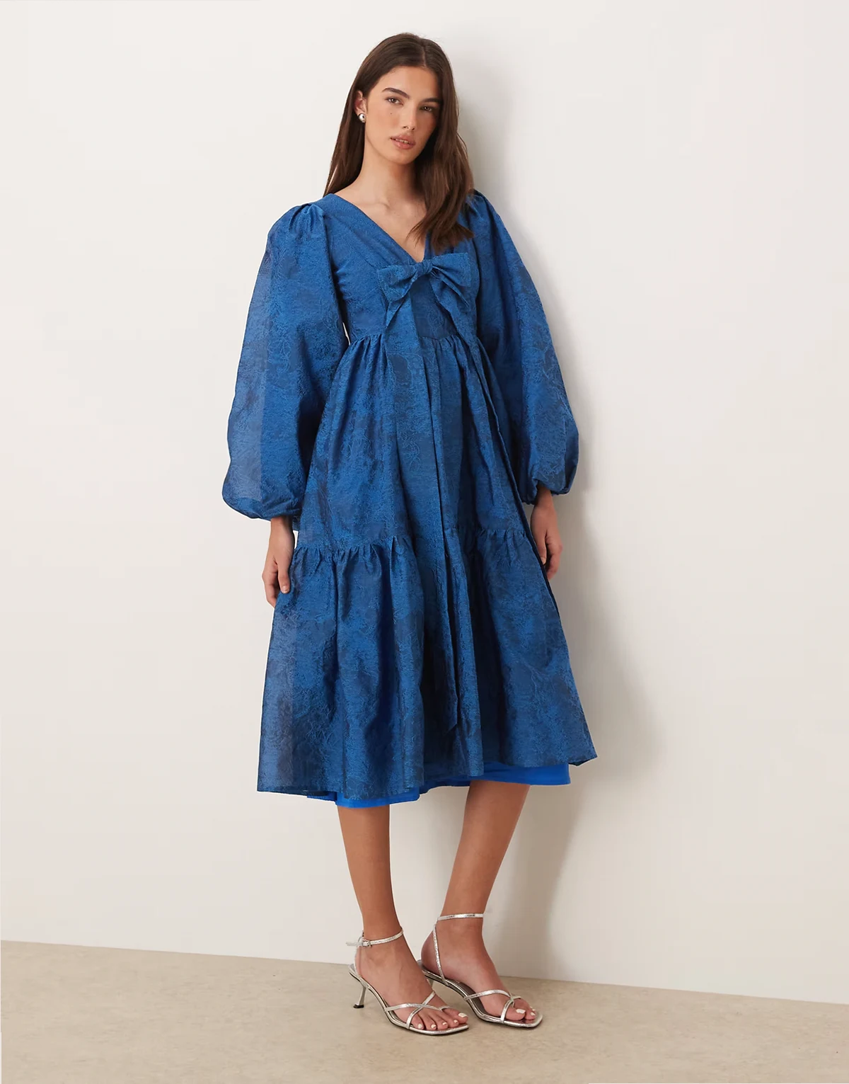 – Sunrise – Exklusives Jacquard-Midikleid in Blau mit Ballonärmeln, V-Ausschnitt und Schleifendetail