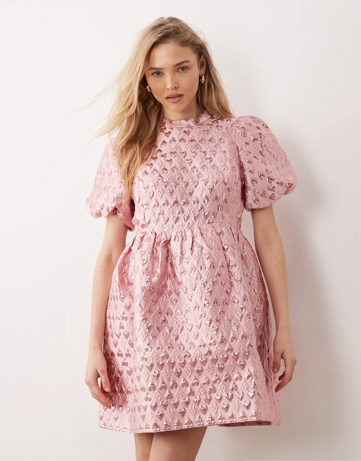 – Minikleid in Rosa mit Herz-Jacquardmuster und Puffärmeln