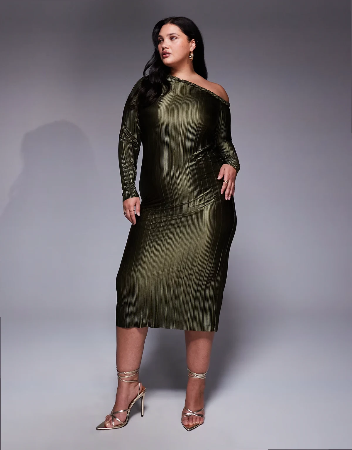 ASOS DESIGN Curve – Plisowana sukienka maxi w kolorze khaki z plecioną linią dekoltu