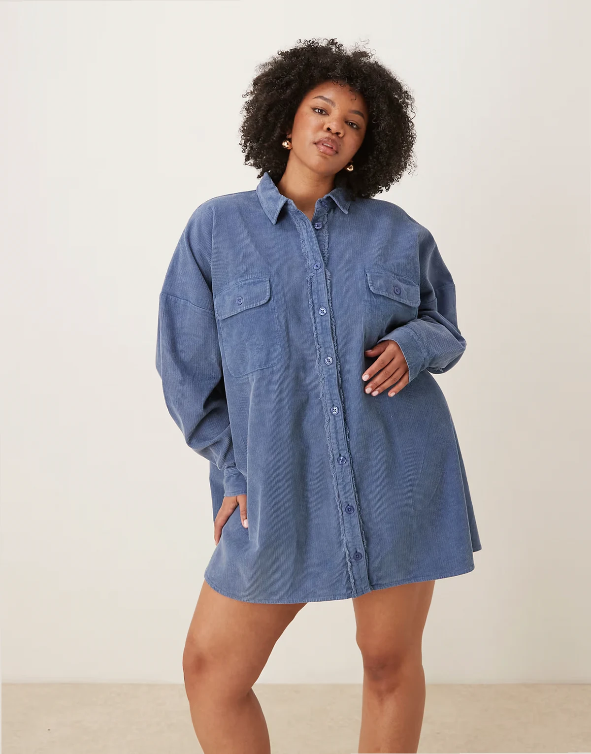 ASOS DESIGN Curve – Niebieska sukienka koszulowa oversize z kieszeniami i efektem sprania