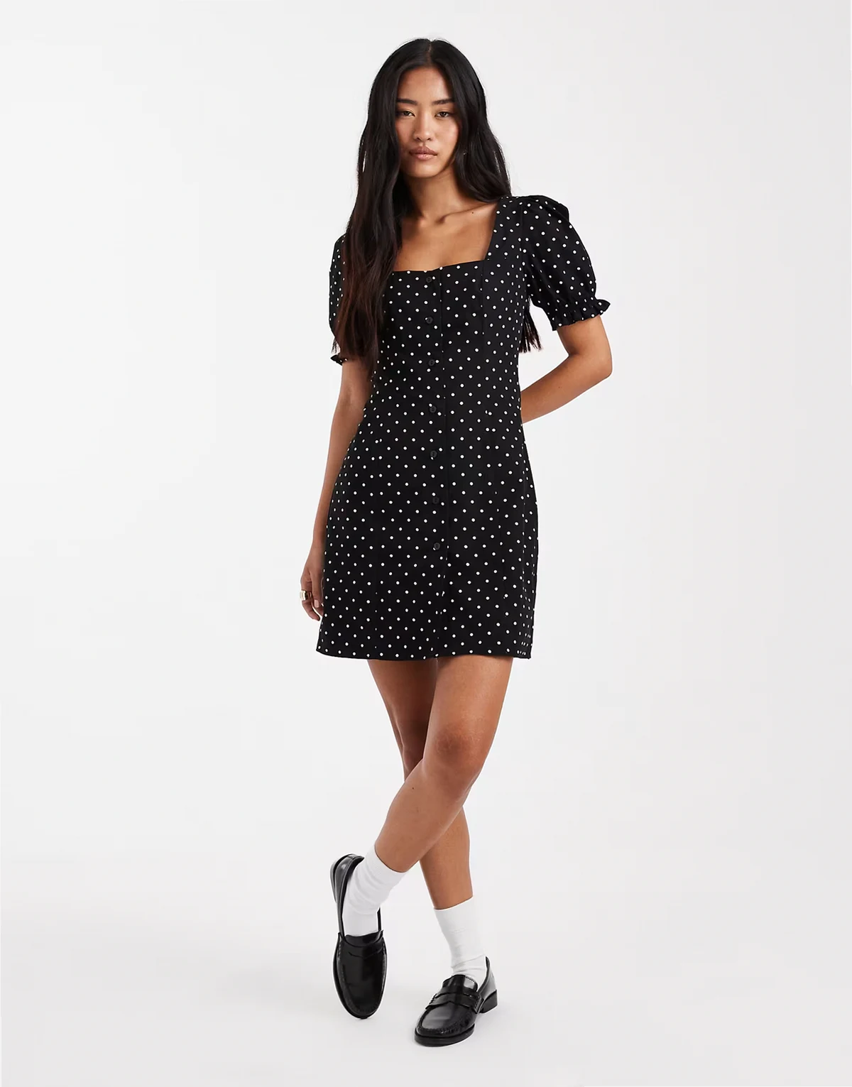 – Minikleid mit Polka-Dots und Puffärmeln