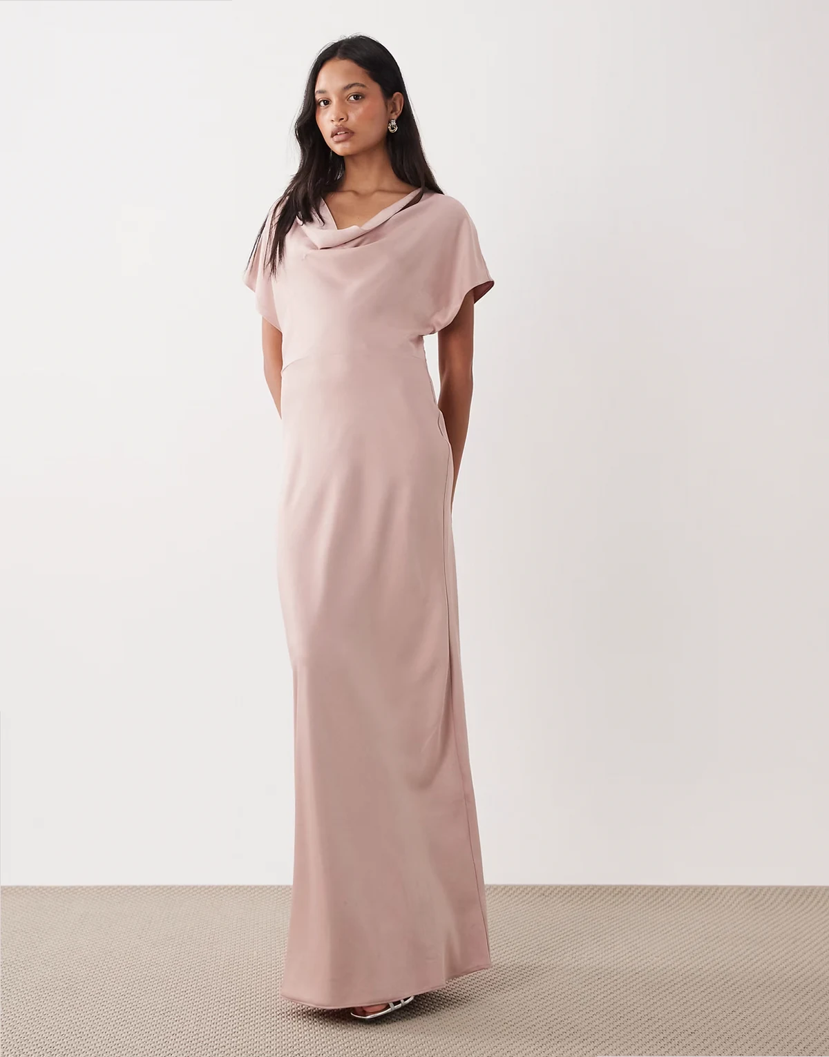 Bridesmaids – Cięta ze skosu satynowa sukienka maxi z obniżoną linią ramion w kolorze zgaszonego różu