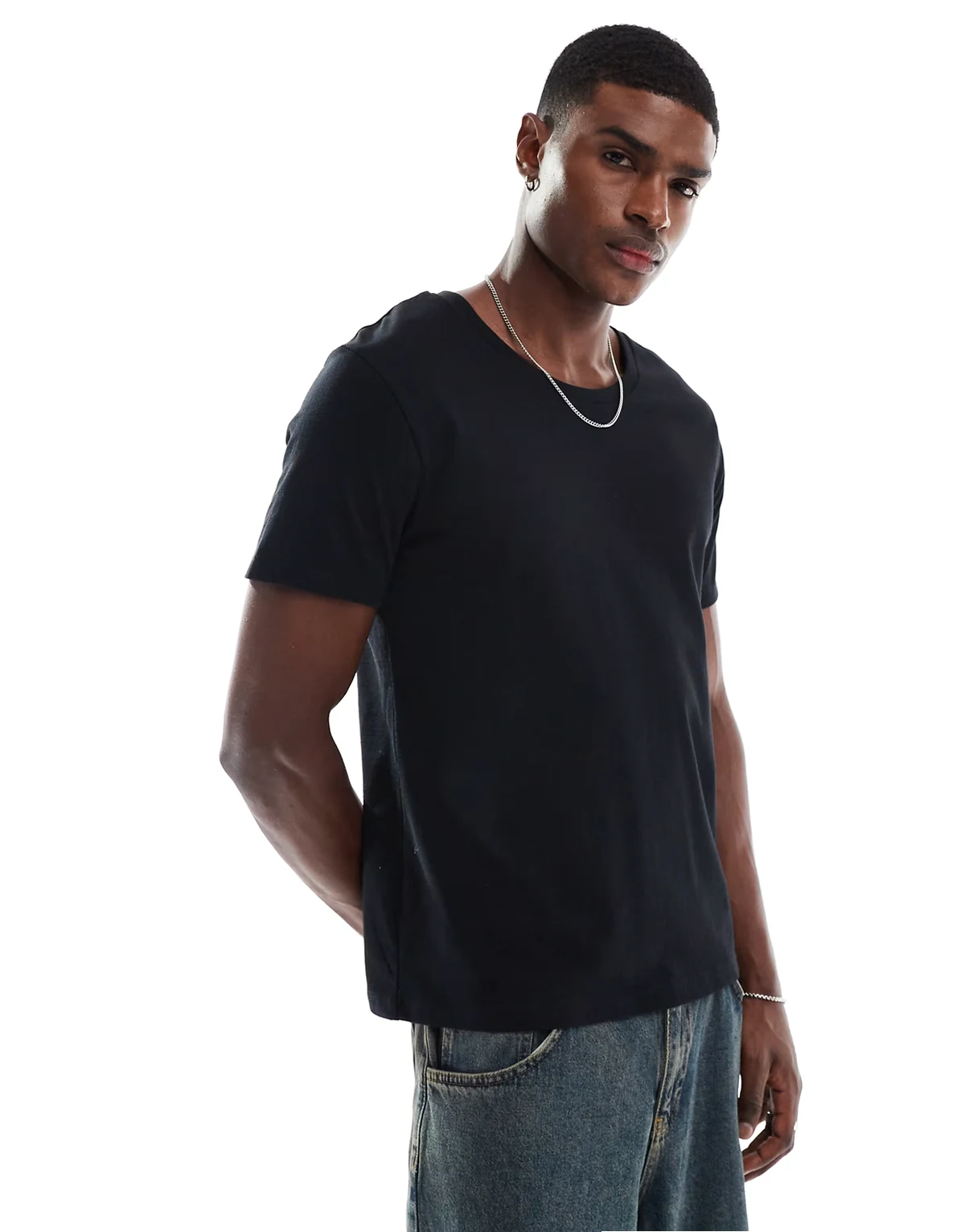 – Basic-T-Shirt in Schwarz mit U-Ausschnitt