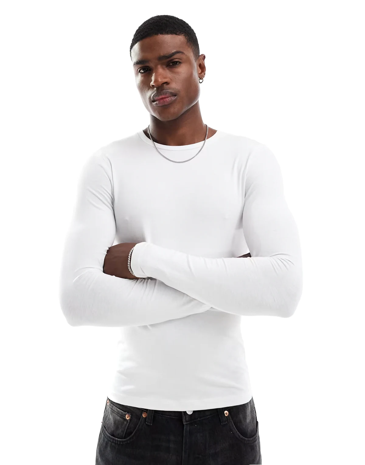 – Langärmliges, körperbetontes Basic-T-Shirt in Weiß