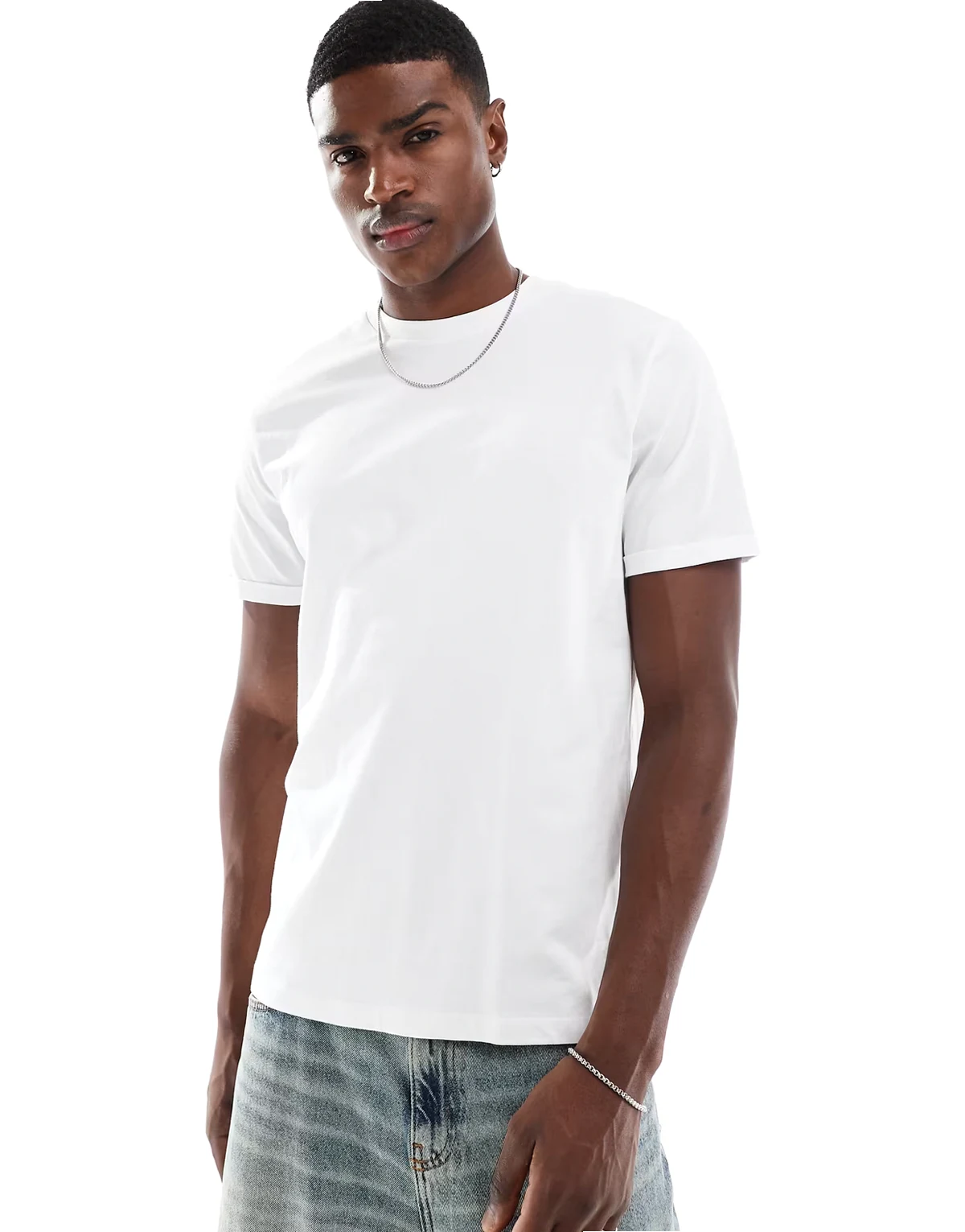 – Basic-T-Shirt in Weiß mit Rundhalsausschnitt und umgeschlagenen Ärmeln