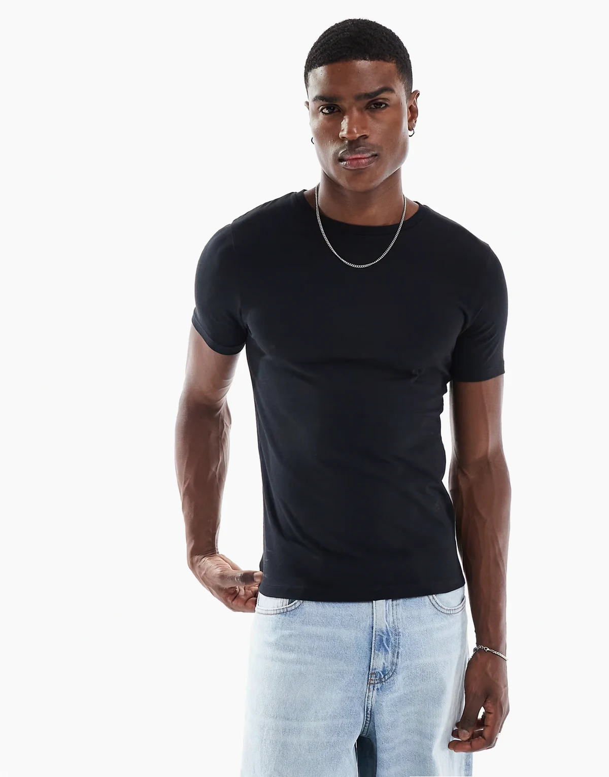 – Körperbetontes Basic-T-Shirt in Schwarz