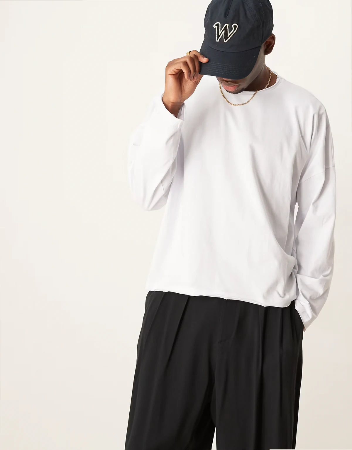 – Langärmliges, kastiges Super-Oversize-T-Shirt in Weiß mit ungesäumten Kanten