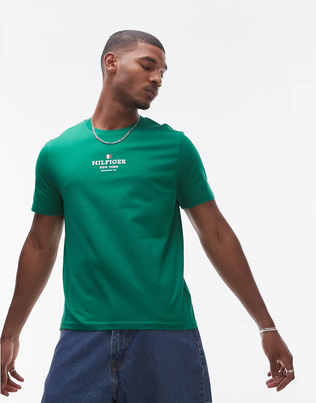 – Zielony T-shirt z logo na środku