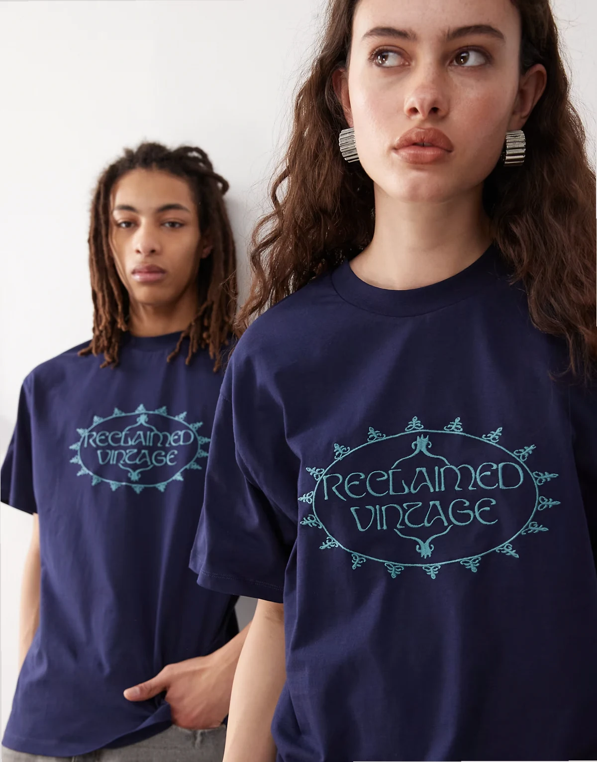 – Unisex-T-Shirt in Marineblau mit Stickerei und Oversize-Passform