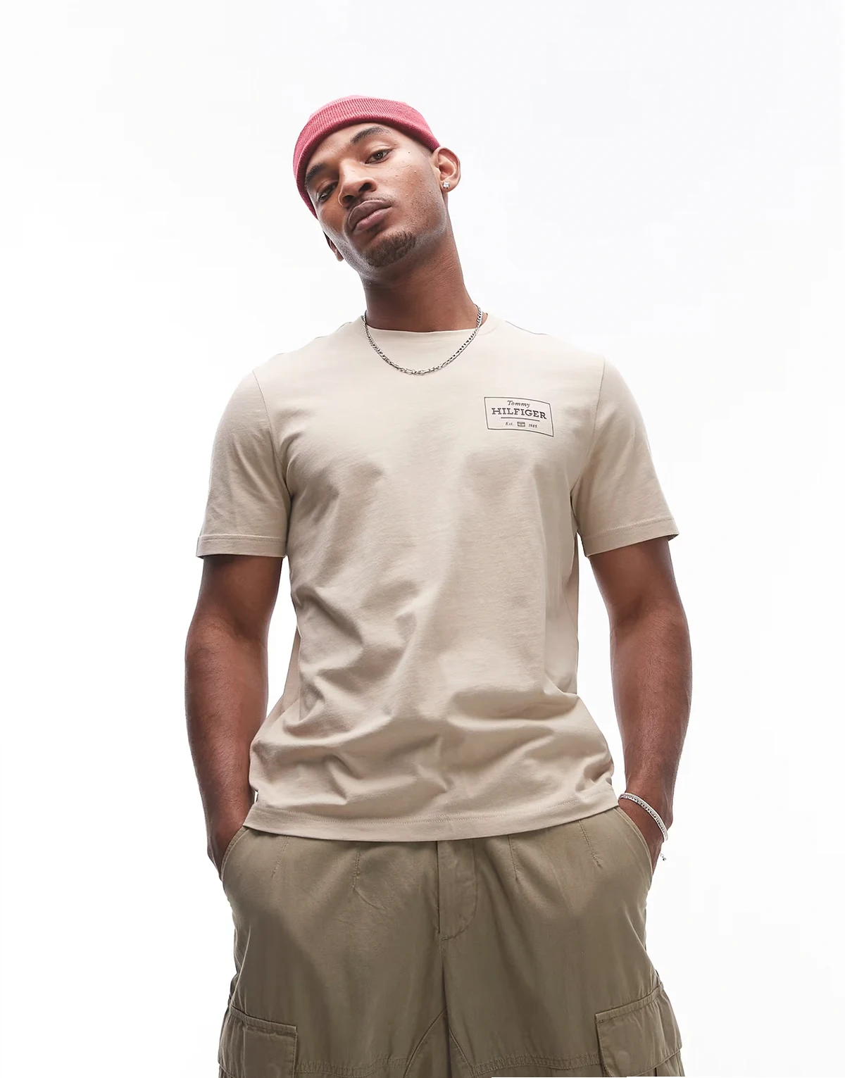 – Beżowy T-shirt z logo