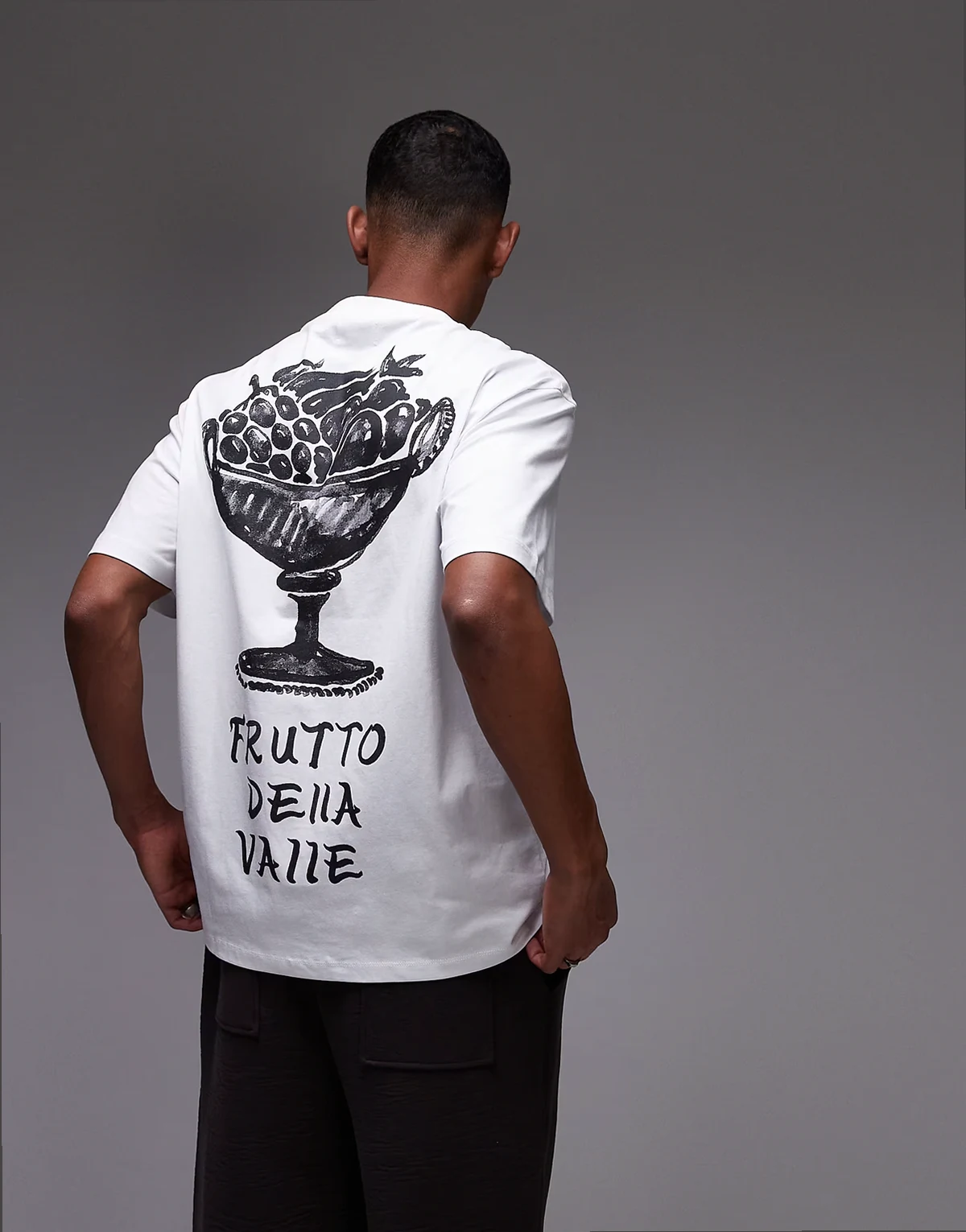 – Biały T-shirt o luźnym kroju z nadrukiem z napisem Della Valle z przodu i na plecach
