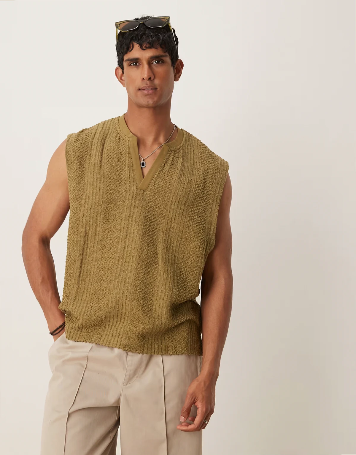 – Kastiges Oversize-Tanktop in Khaki mit V-Ausschnitt und Strukturmuster
