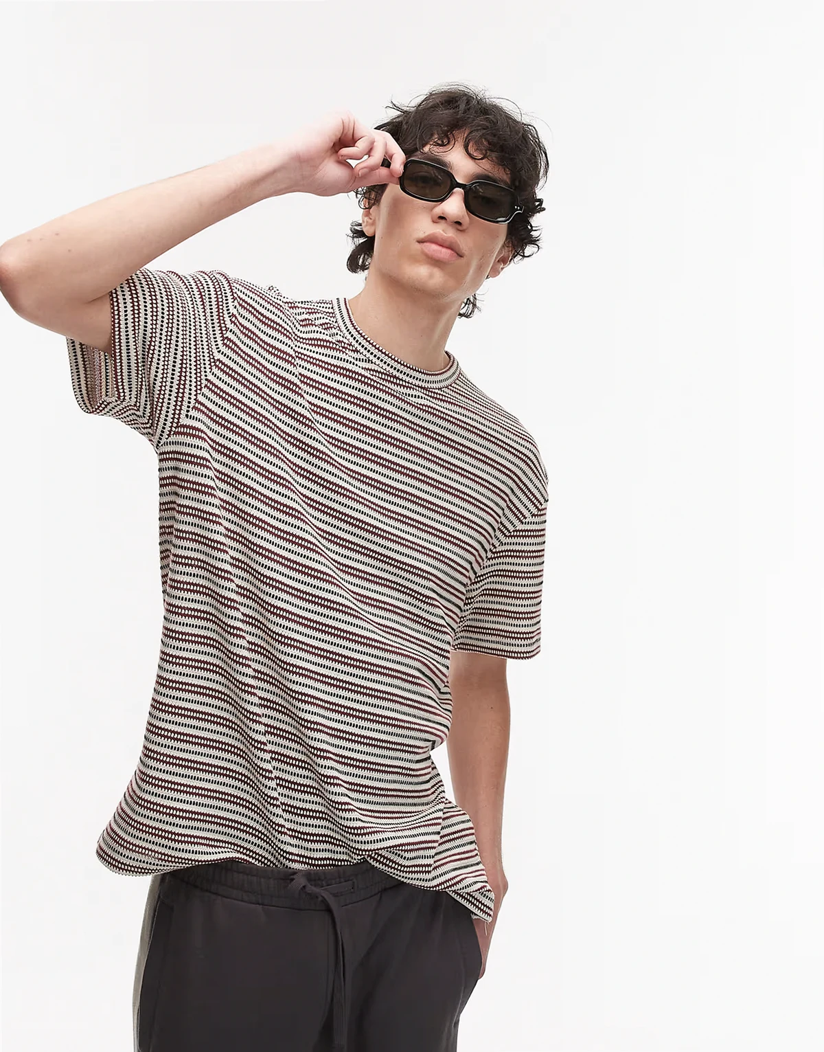 – Luźny, dzianinowy T-shirt w ciemnoczerwone paski