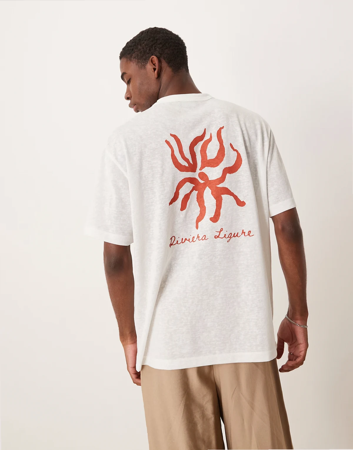 – T-Shirt in lockerer Passform in Wollweiß in Leinen-Optik mit Riviera-Grafik