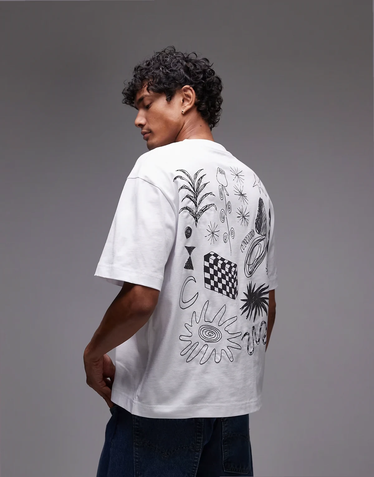 – Biały krótki T-shirt z haftowanym motywem i nadrukami z przodu i na plecach