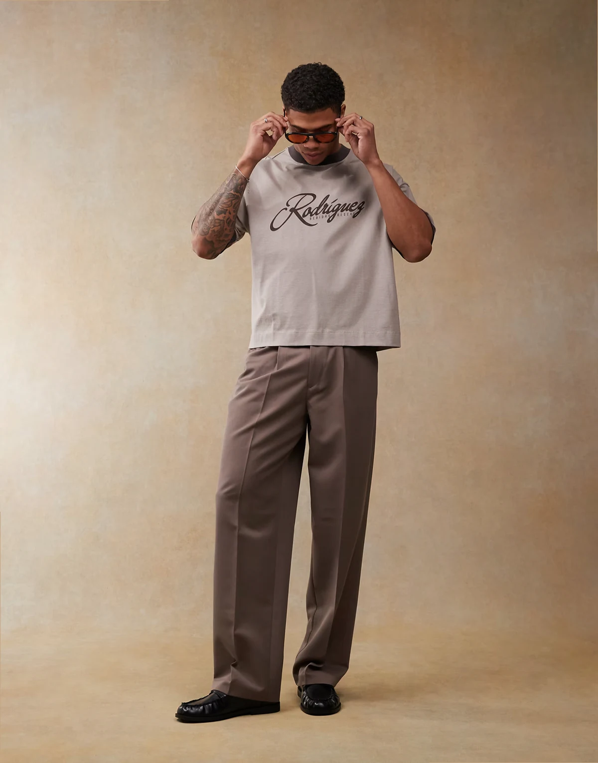 – Oversize-Ringer-T-Shirt in Braun mit Text-Grafik und kastigem Schnitt