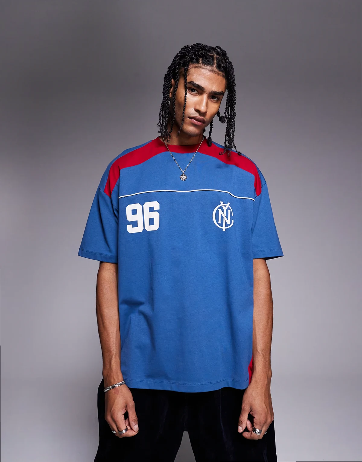 – Oversize-T-Shirt in Blau mit eingesetzten roten Stoffbahnen und Sportgrafik