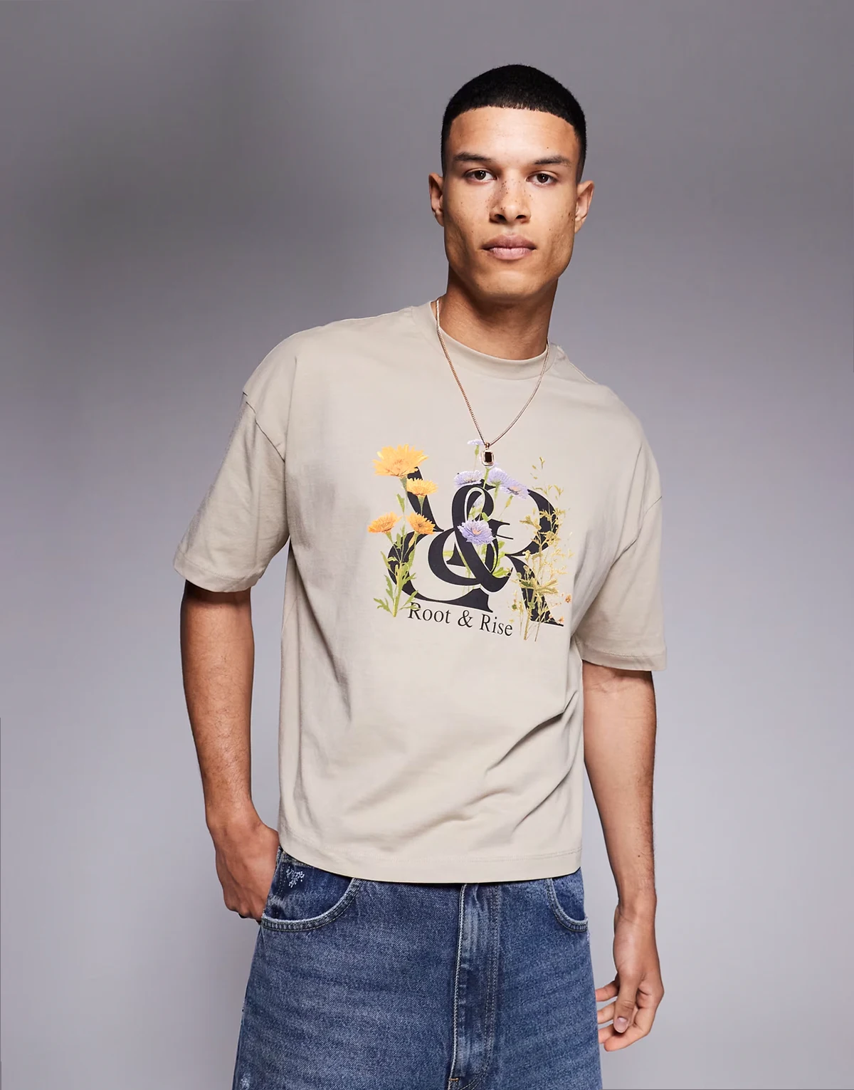 – Kastiges Oversize-T-Shirt in Beige mit Blumenprint vorne