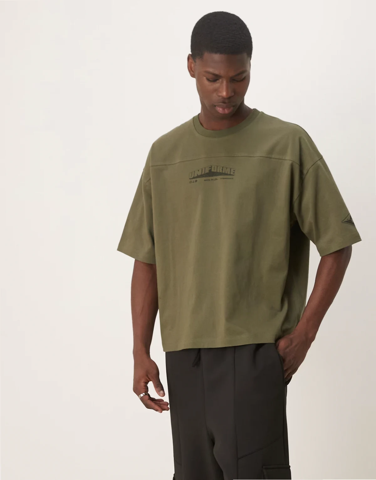– Schweres Oversize-T-Shirt in Khaki mit Print auf Brusthöhe und Ziernaht
