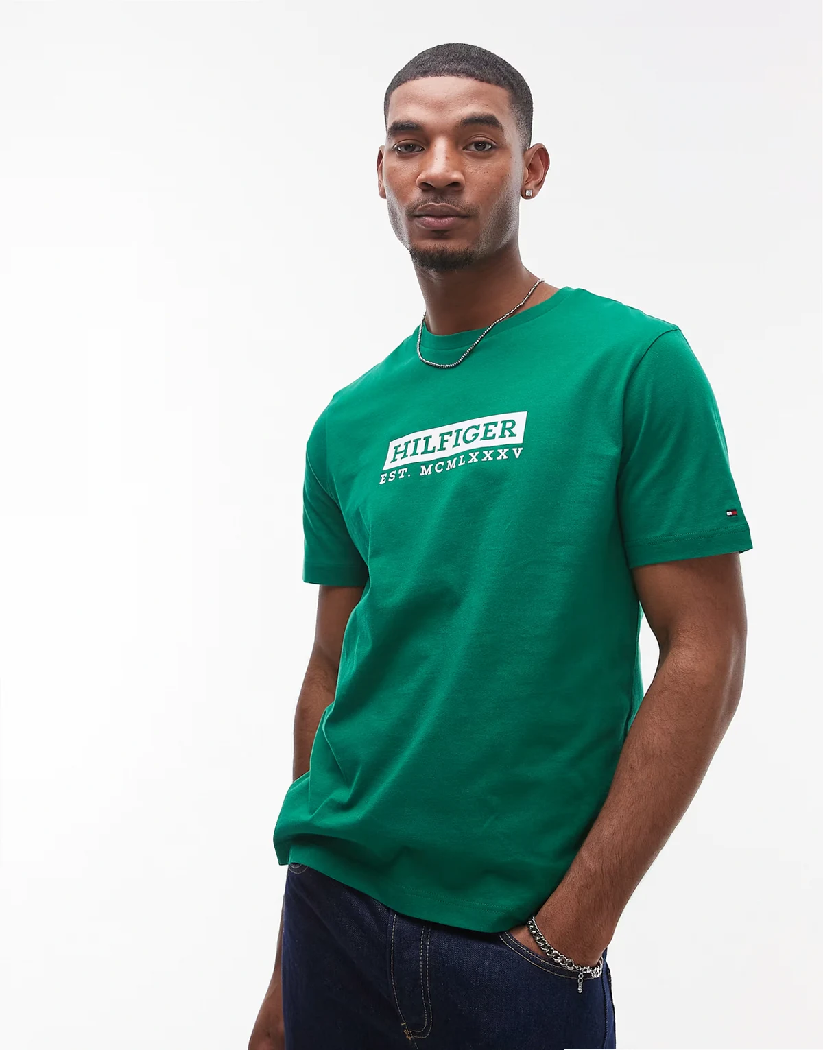 – Zielony T-shirt z dużym logo