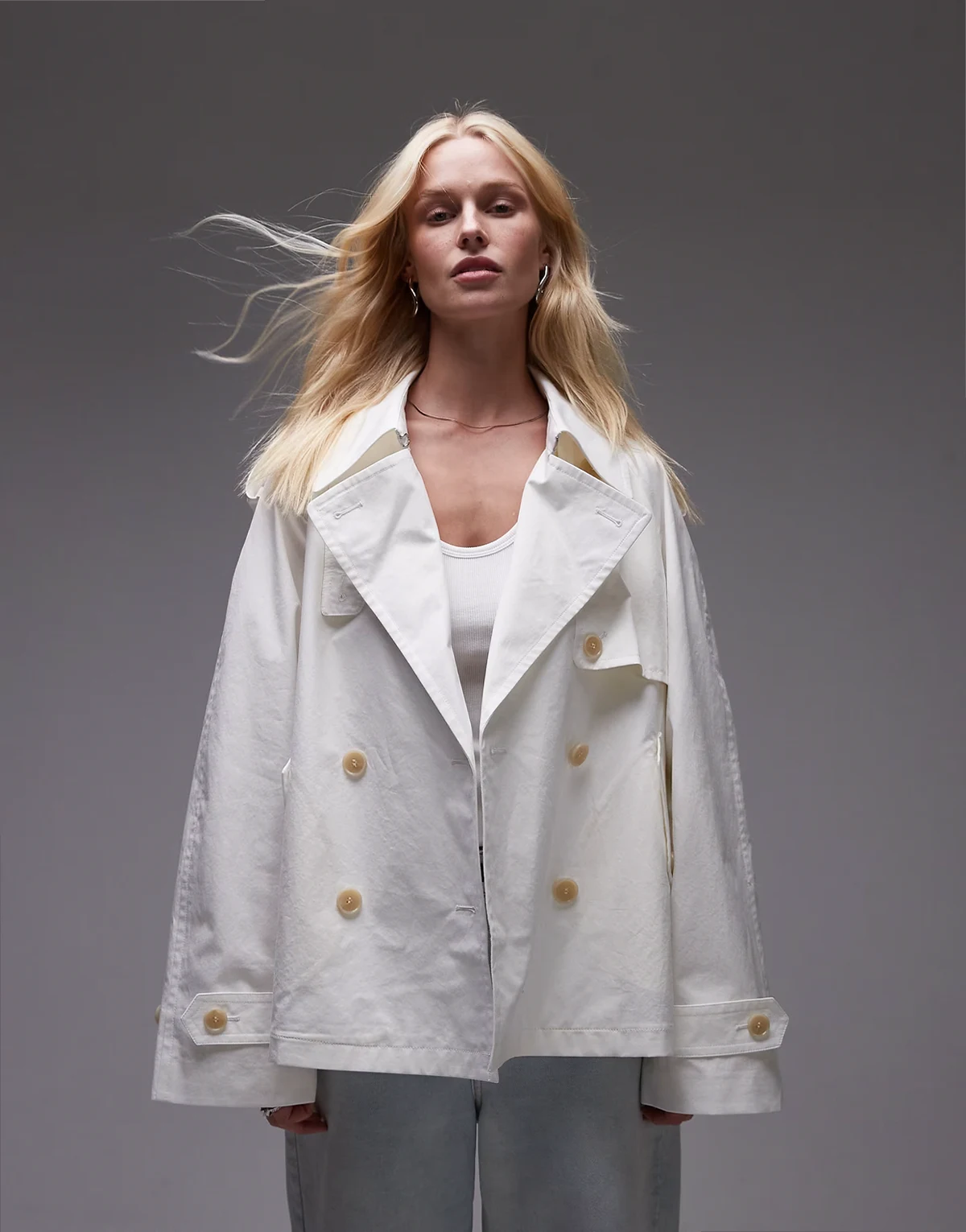 – Cropped Utility-Trenchcoat in Weiß mit Sturmklappe