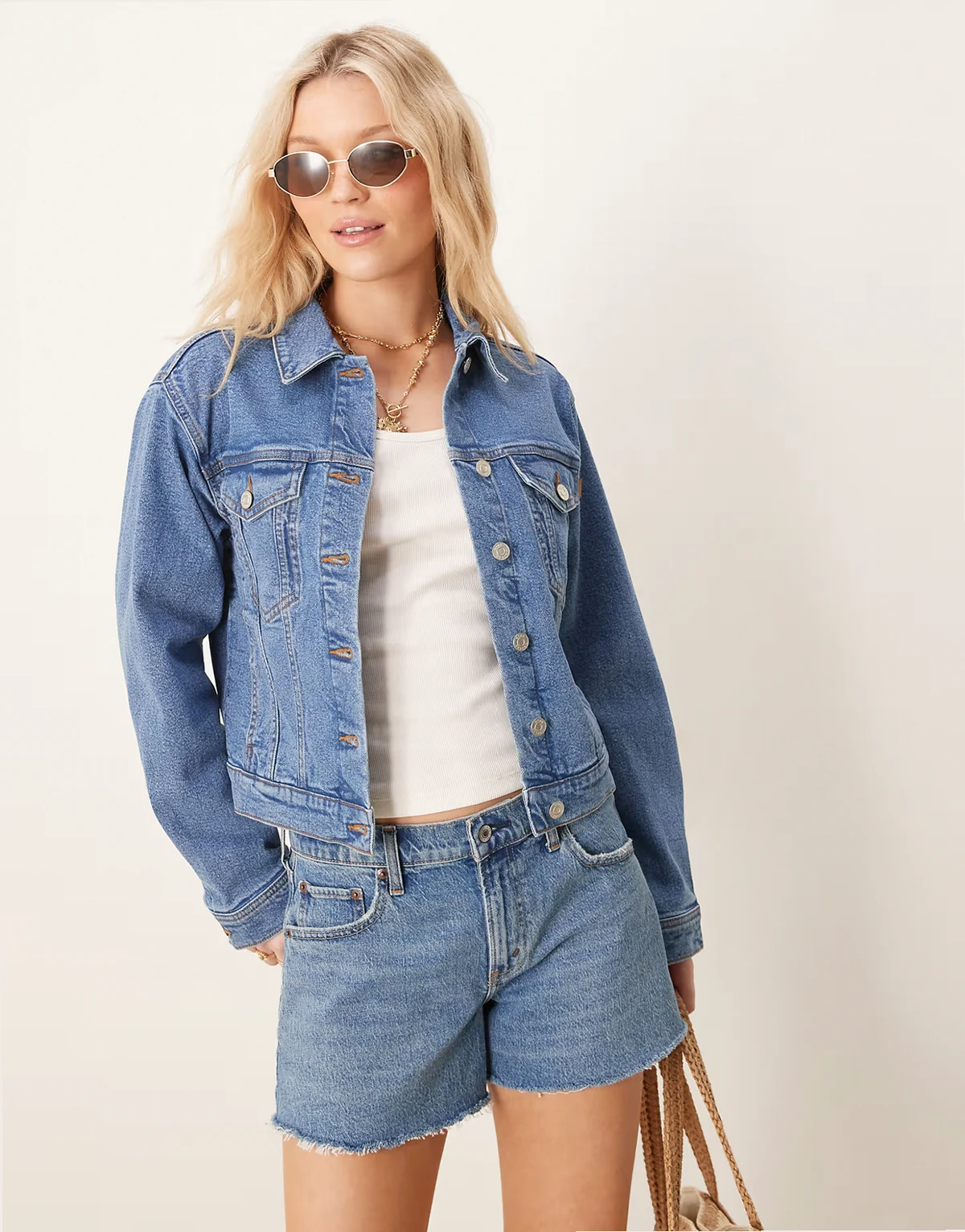 – Niebieska jeansowa kurtka w stylu kowbojskim