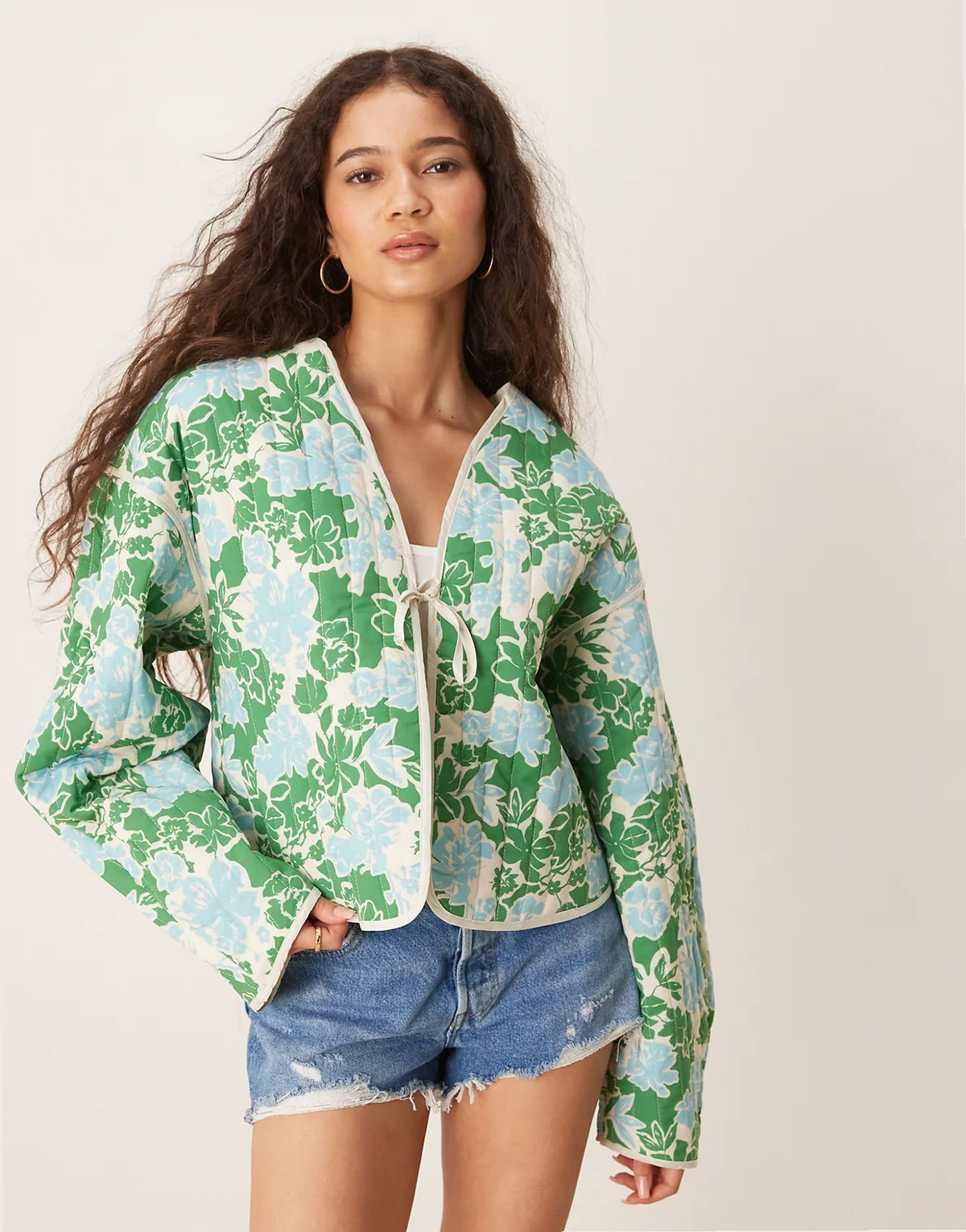 – Steppjacke mit blau-grünem Blumenmuster und Bindedetail vorn