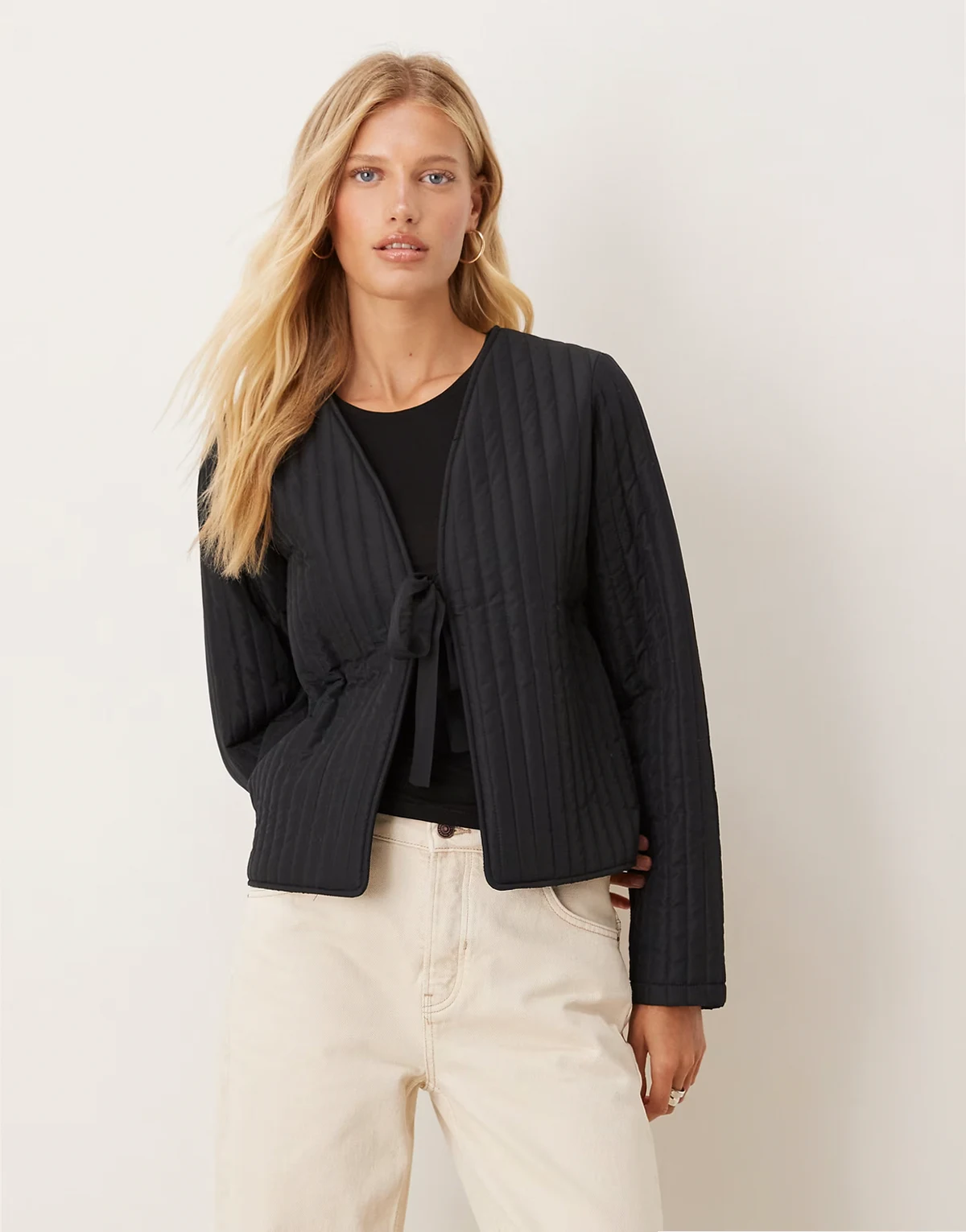 – Czarna pikowana kurtka z wiązaniem z przodu