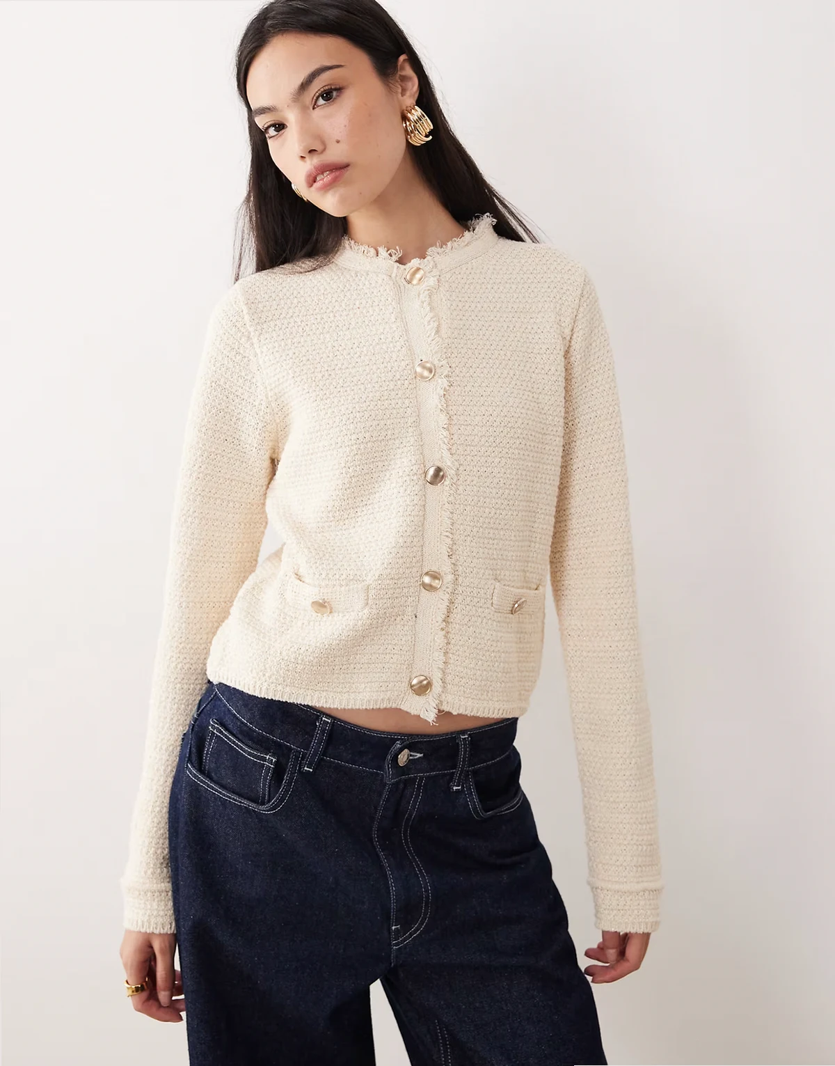 – Strickjacke aus kompaktem Baumwollmix in Cremeweiß mit goldfarbenen Knöpfen