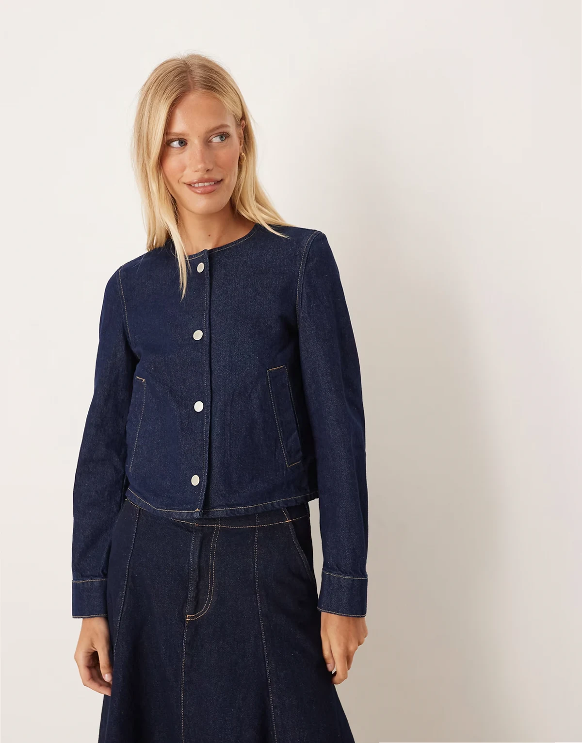 – Kragenlose Jeansjacke in Indigo