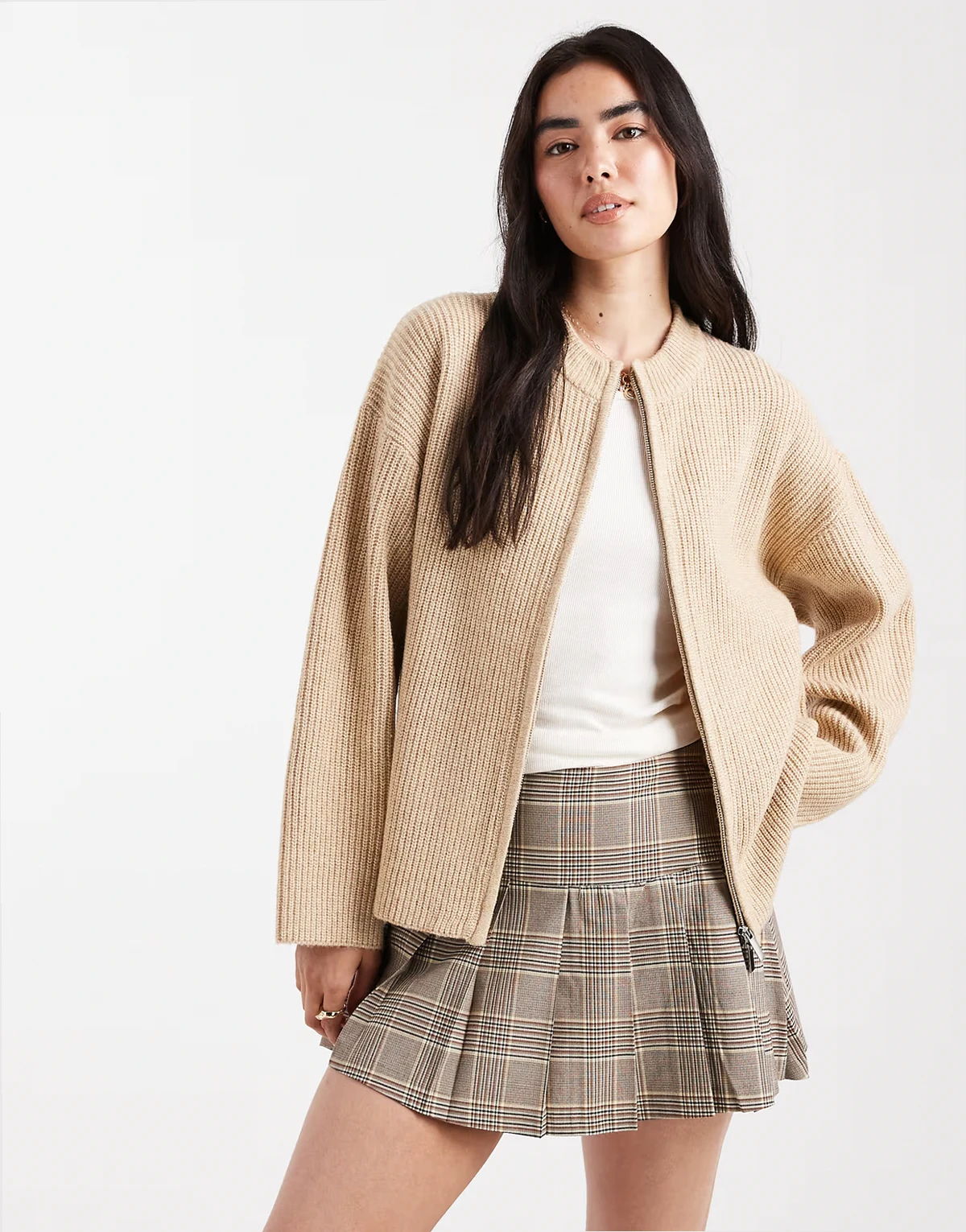 – Camelowy dzianinowy kardigan premium o kroju bomberki z dwustronnym zamkiem i wysokim kołnierzem