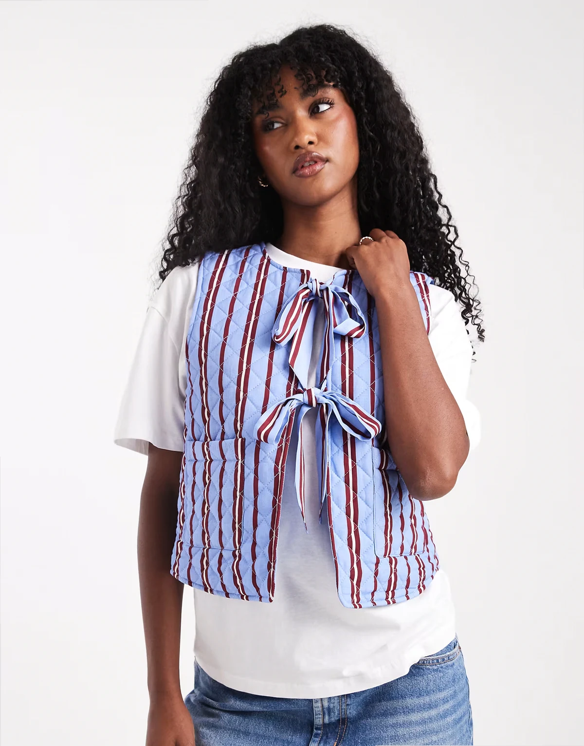 – Steppweste in Blau und Burgunderrot gestreift mit Bindebändern vorne