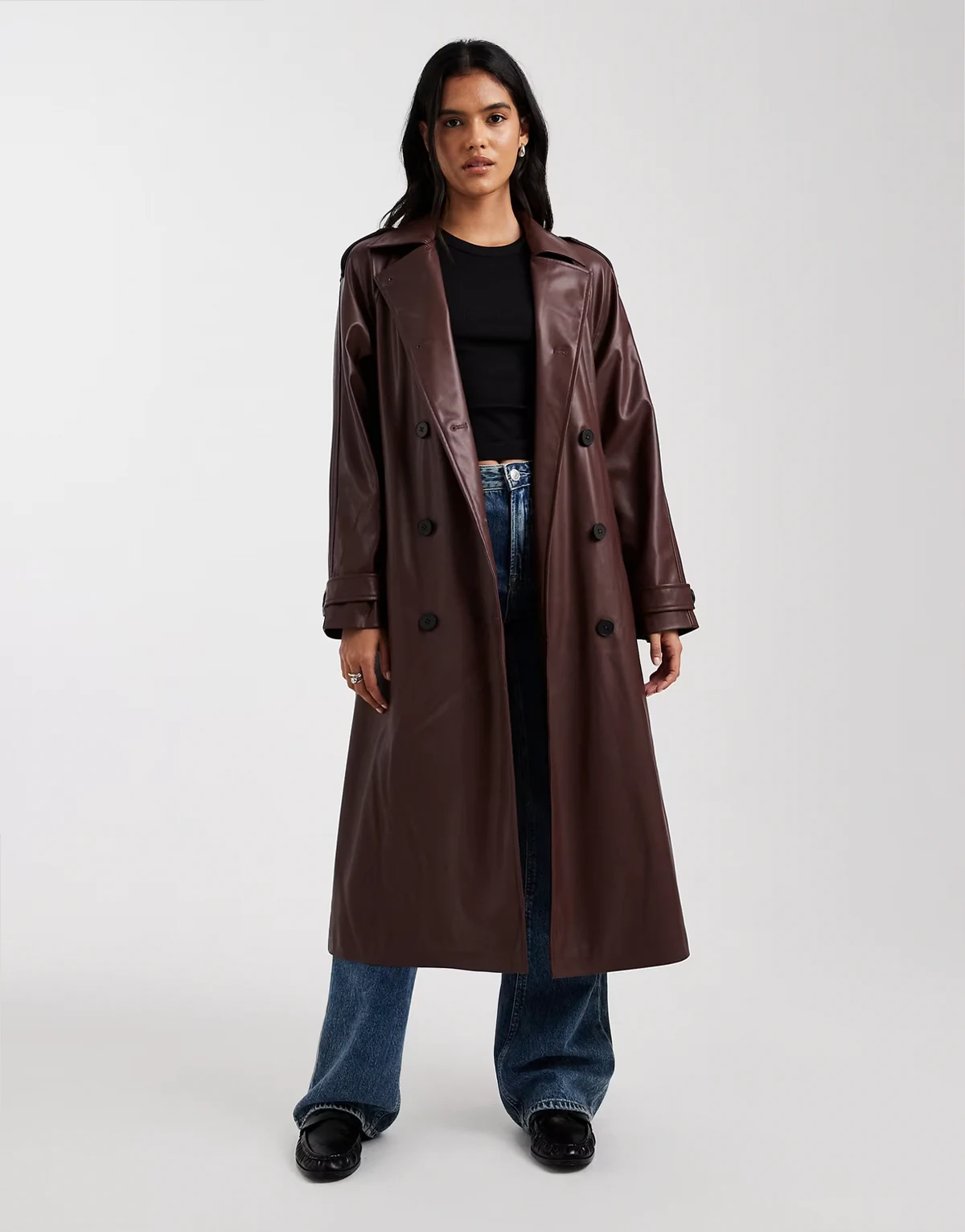 – Maxi-Trenchcoat aus Kunstleder in Schokobraun