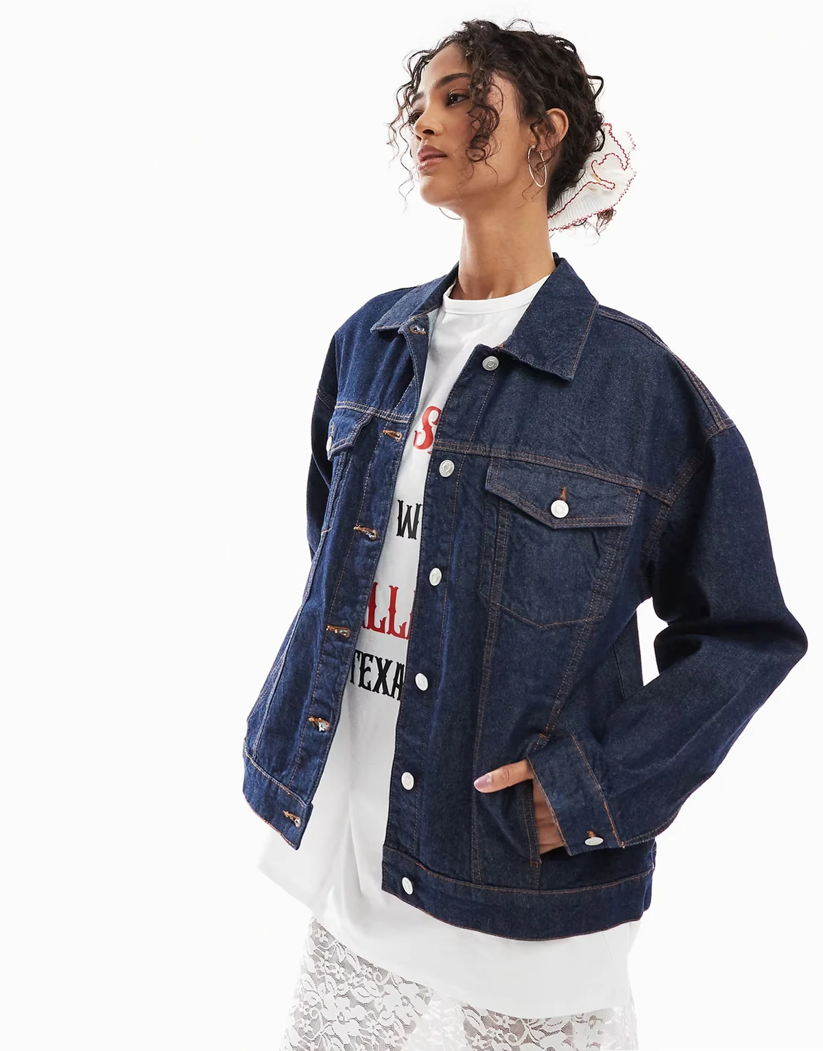 – Ciemnoniebieska kurtka jeansowa oversize w stylu lat 90.