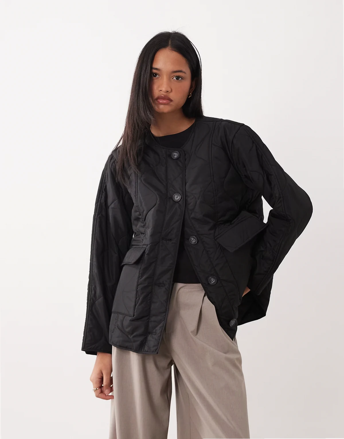 – Kurze Jacke in Schwarz mit Zwiebel-Steppmuster und Taschen
