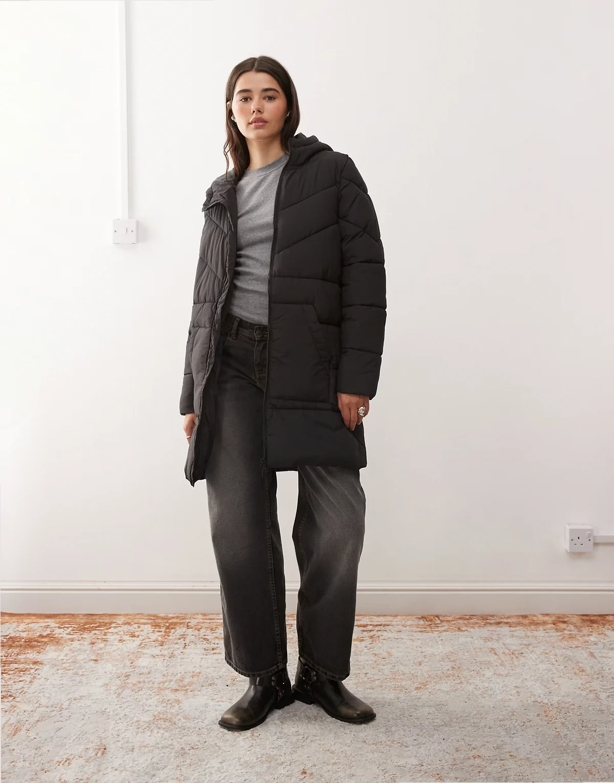 – Ocieplany czarny płaszcz z kapturem o wydłużonym fasonie