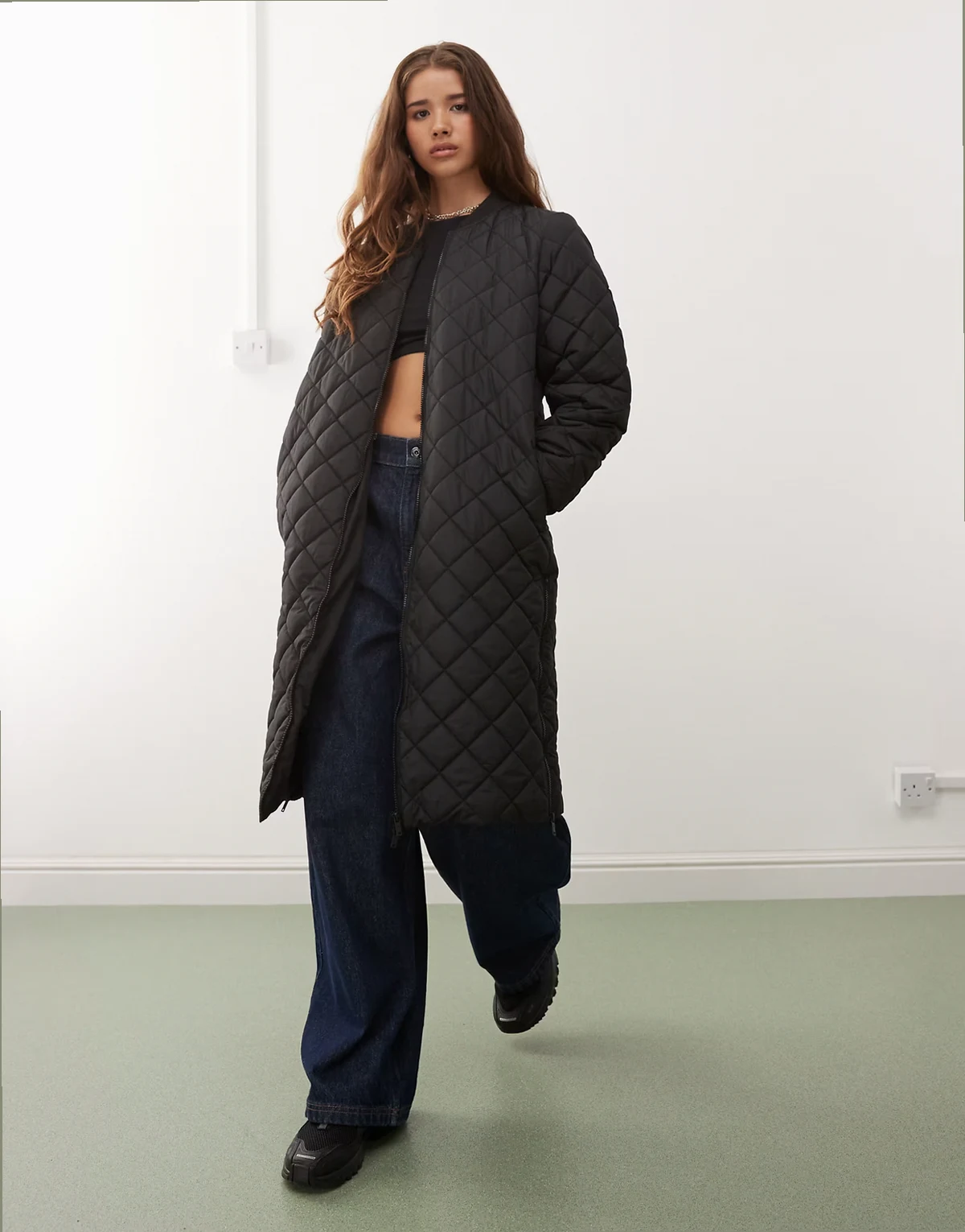– Pikowana czarna kurtka o wydłużonym fasonie