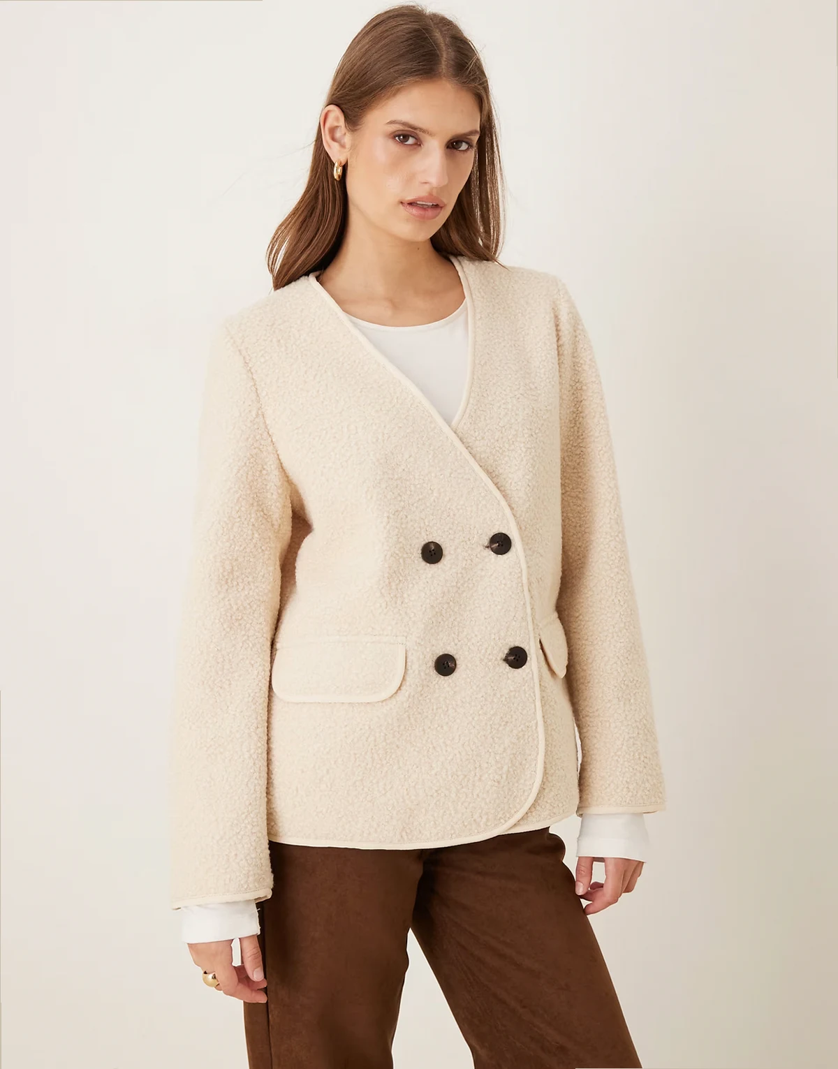 – Jacke aus Teddyfell in Creme mit Knopfdetails
