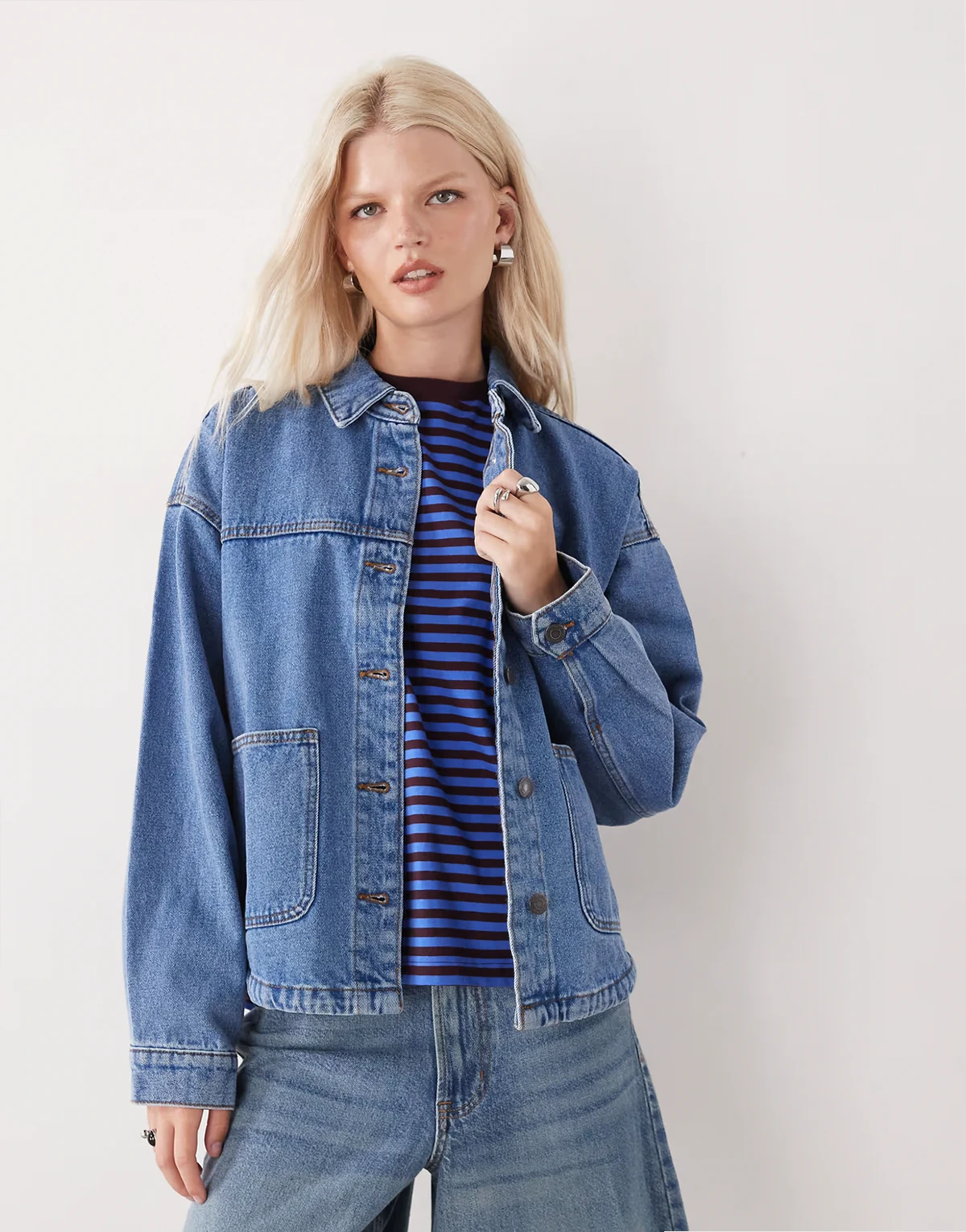 – Niebieska kurtka jeansowa o pudełkowym kroju