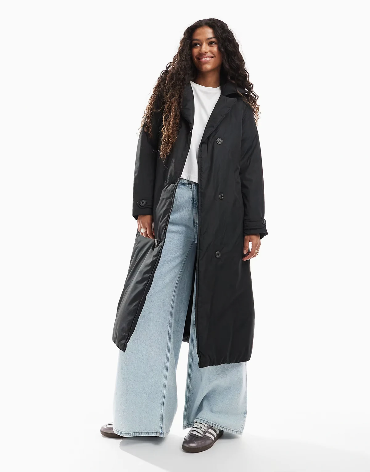 – Langer zweireihiger, wattierter Mantel in Schwarz mit Gürtel