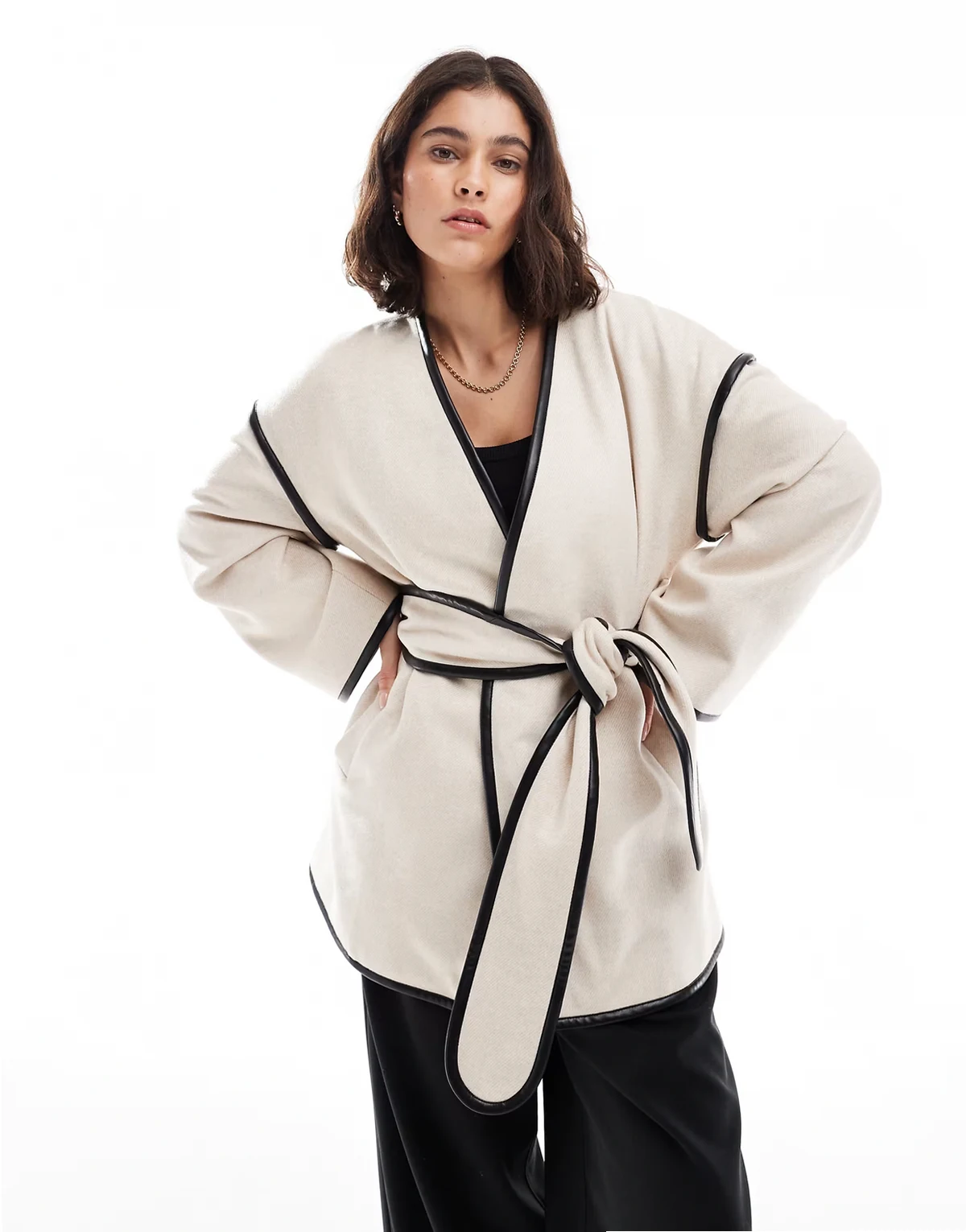 – Kremowa kurtka z paskiem z mieszanki wełny z kontrastową lamówką