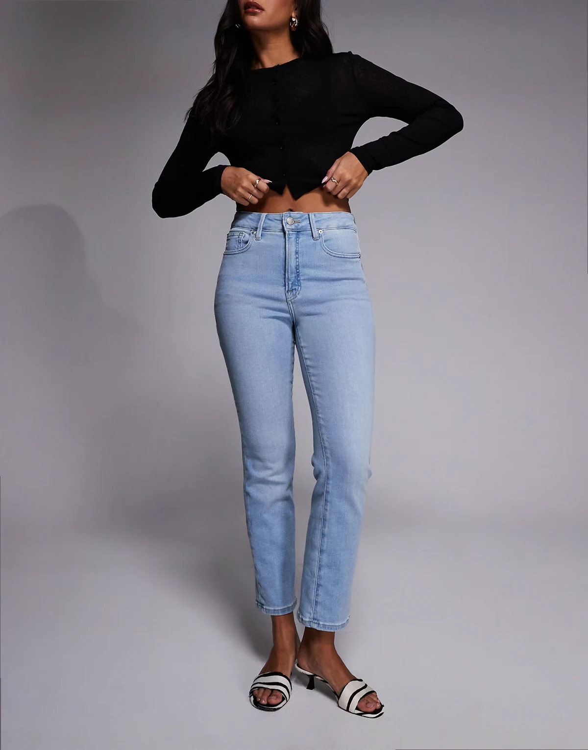 – Good Legs – Straight Jeans in hellblauer Waschung mit mittelhohem Bund