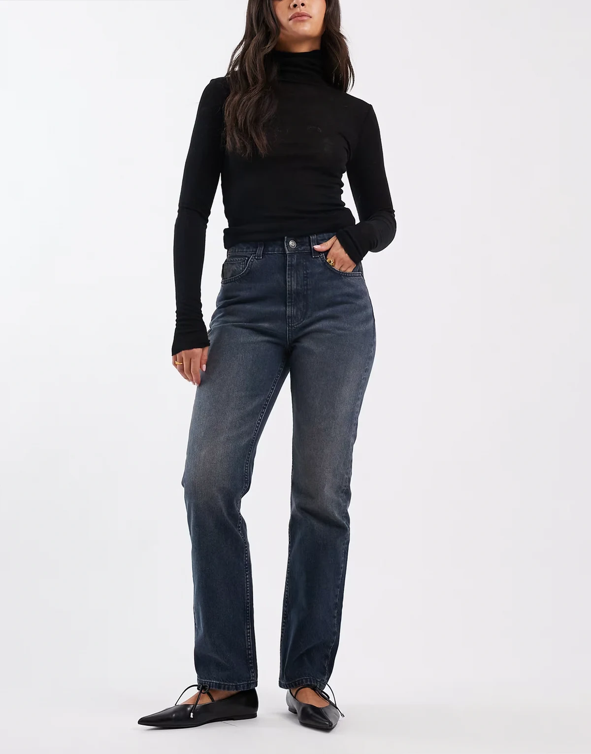 – Straight-Jeans im 90er-Stil in Blau-Schwarz
