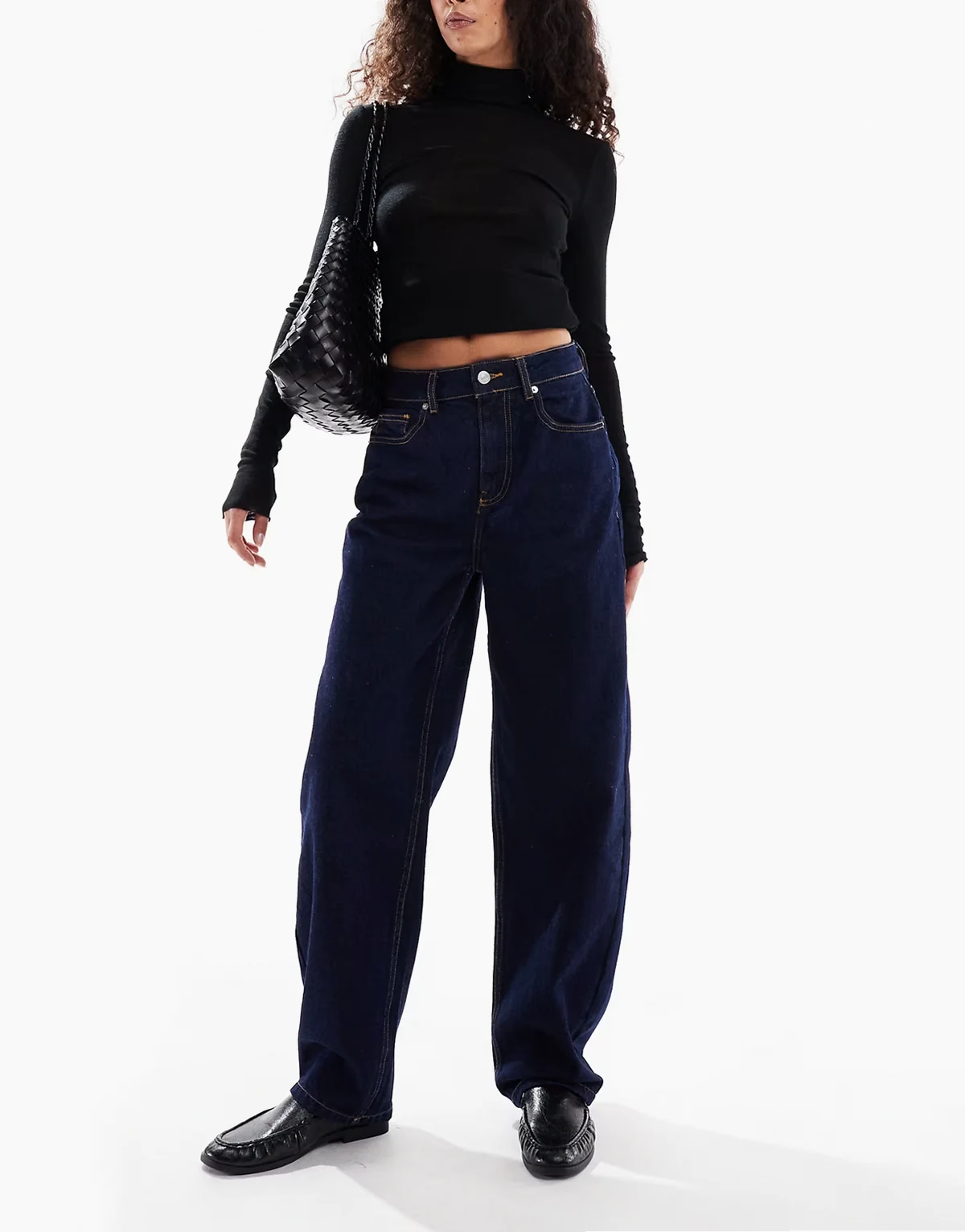 – Schmal geschnittene Barrel-Jeans in tintenblauer Waschung