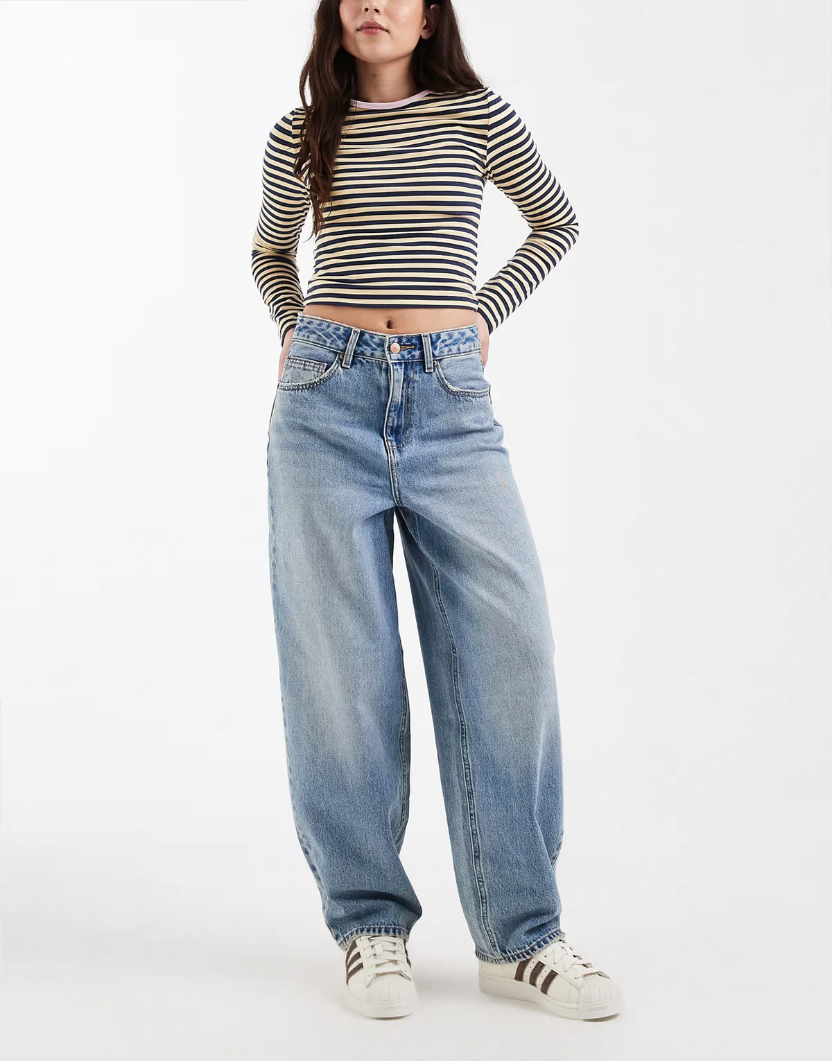 – Billie – Barrel-Jeans aus Denim in hellblauer Waschung mit hohem Bund