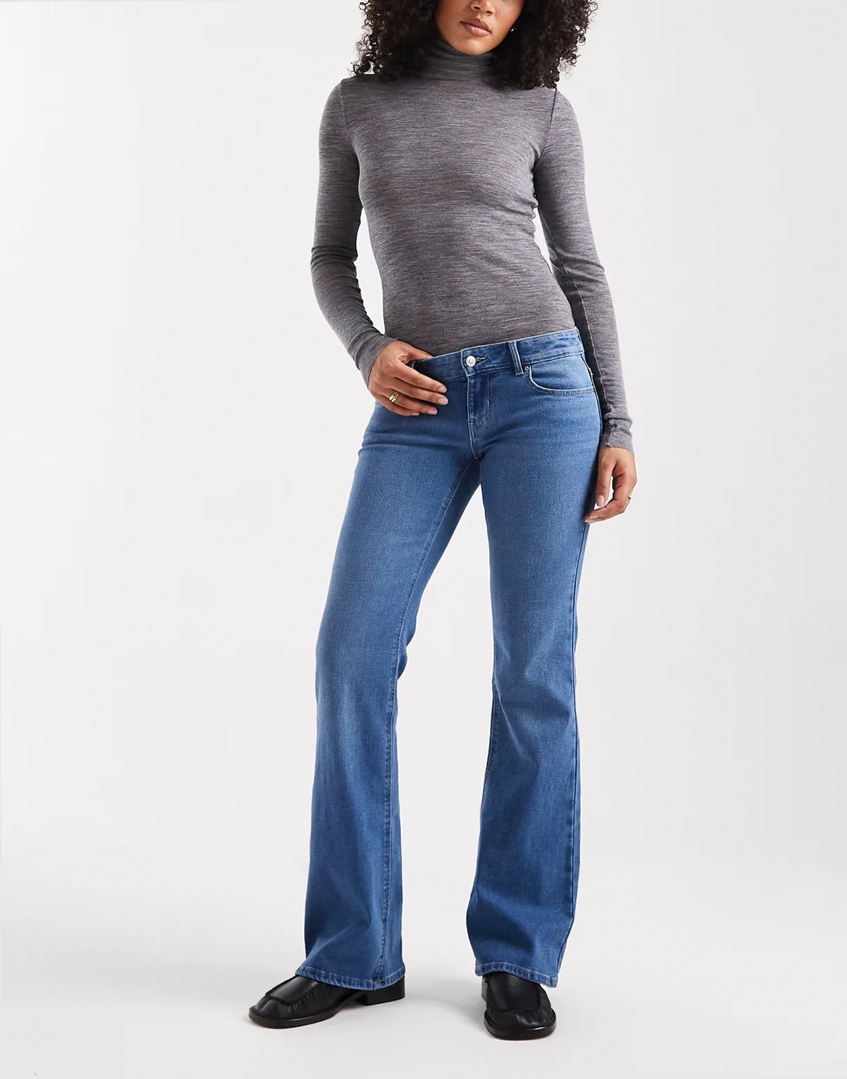– Lola – Schlagjeans aus hellblauem Denim mit sehr niedrigem Bund