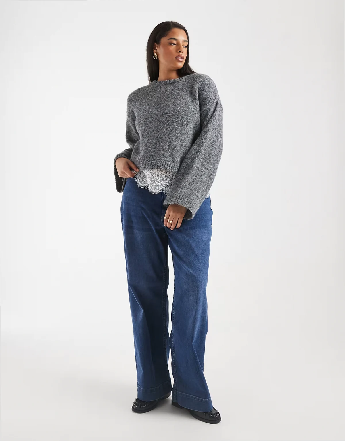 – Ciemnoniebieskie elastyczne jeansy z prostymi nogawkami