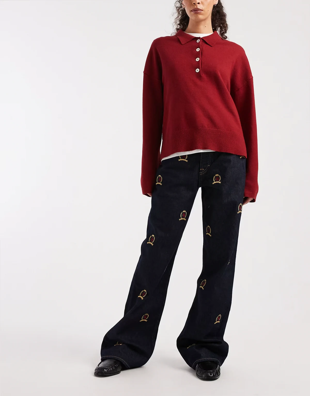 – Mia – Relaxed-Fit-Jeans in dunkler, indigoblauer Waschung mit All-over-Wappen-Print