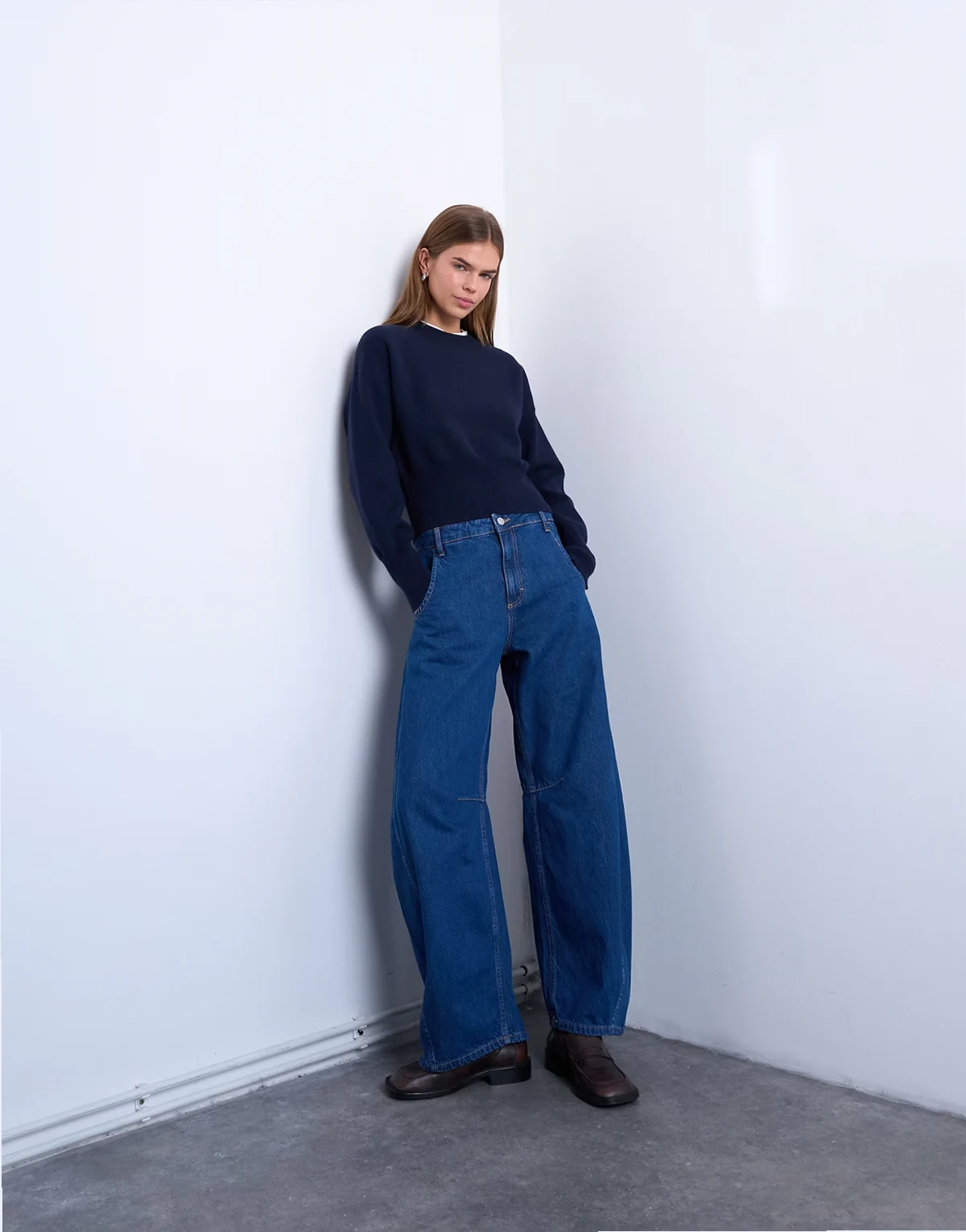 – Horseshoe – Barrel-Jeans in indigoblauer Rinse-Waschung mit hohem Bund